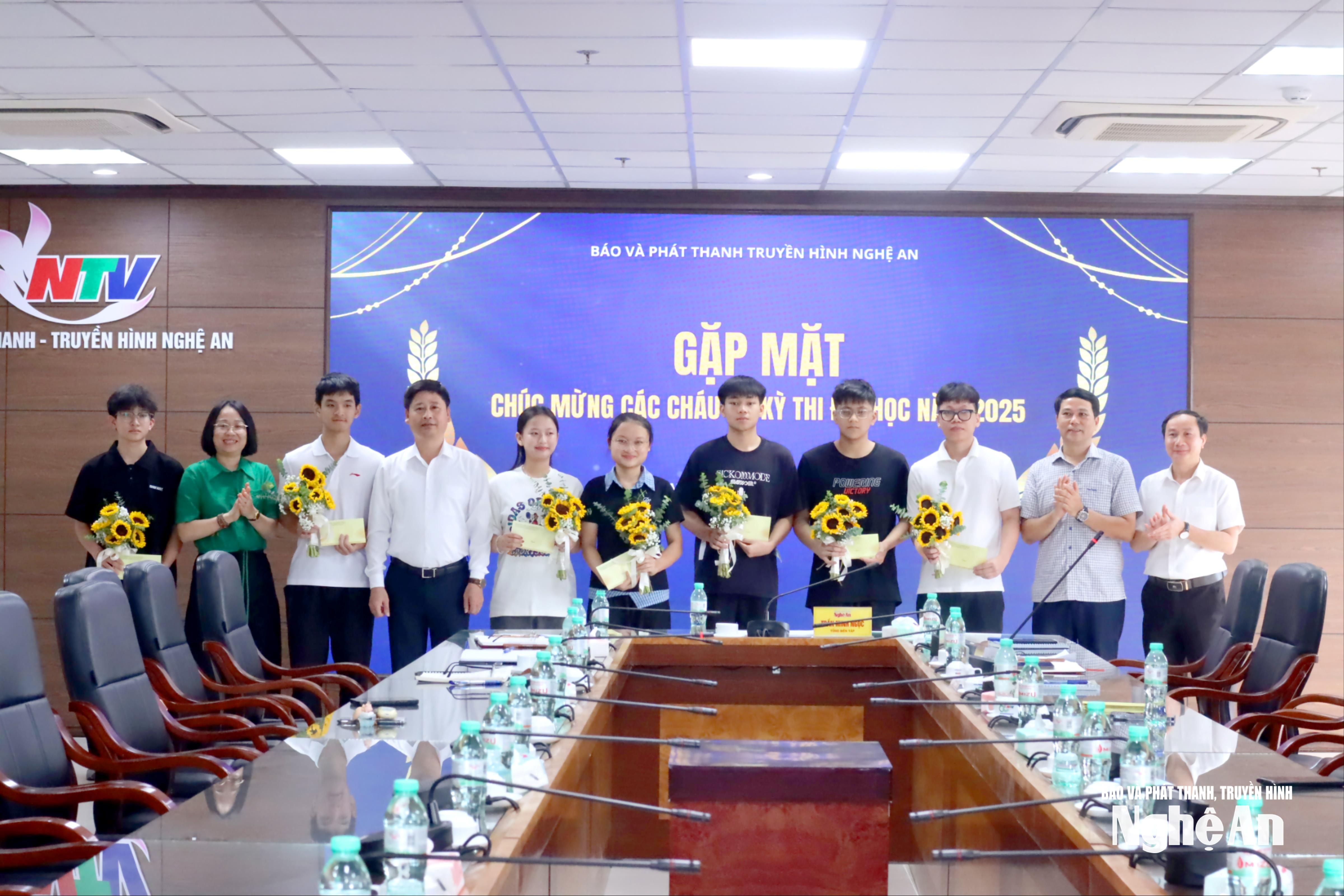 bna_trao-thuong-cac-chau-trung-tuyen-dai-hoc-anh-diep-thanh3(1).jpg