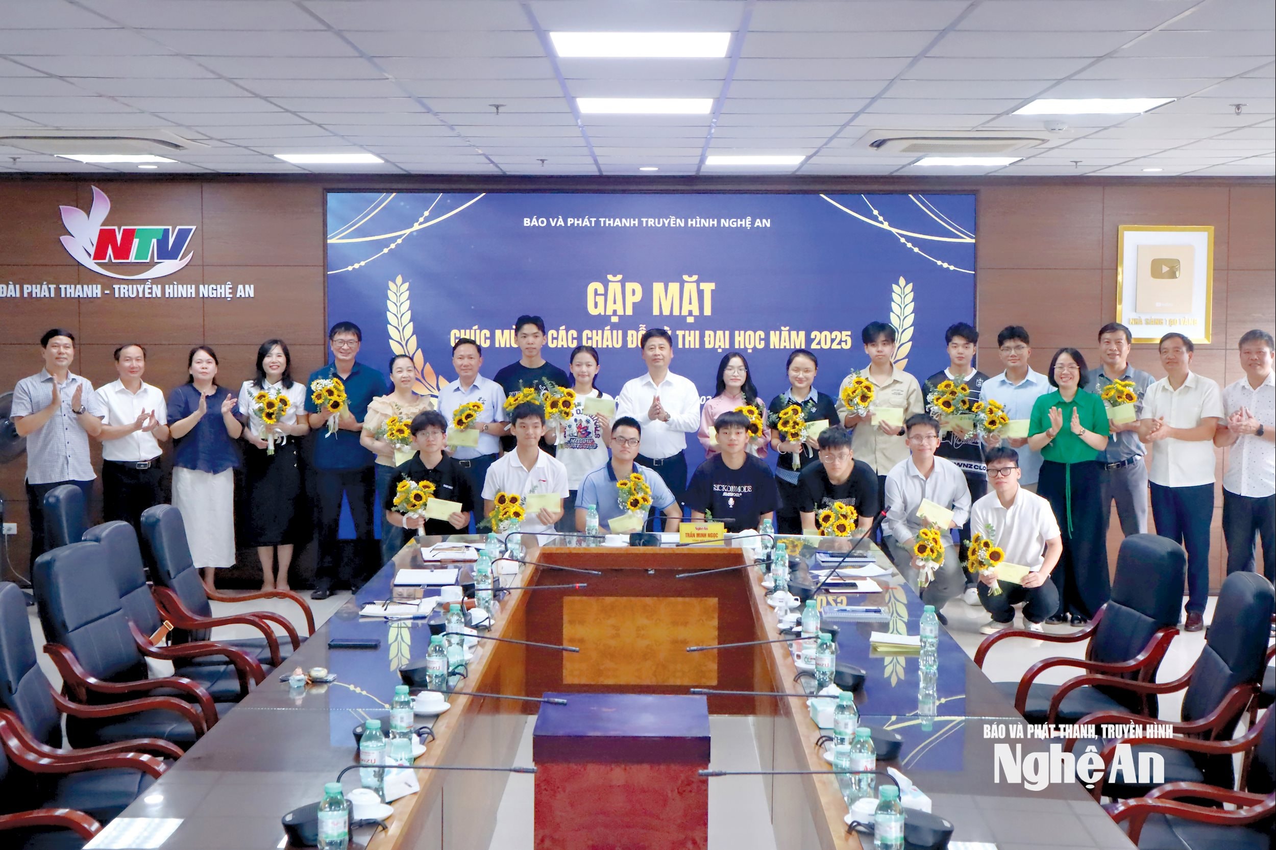 trao thưởng các cháu trúng tuyển đại học Ảnh Diệp Thanh4