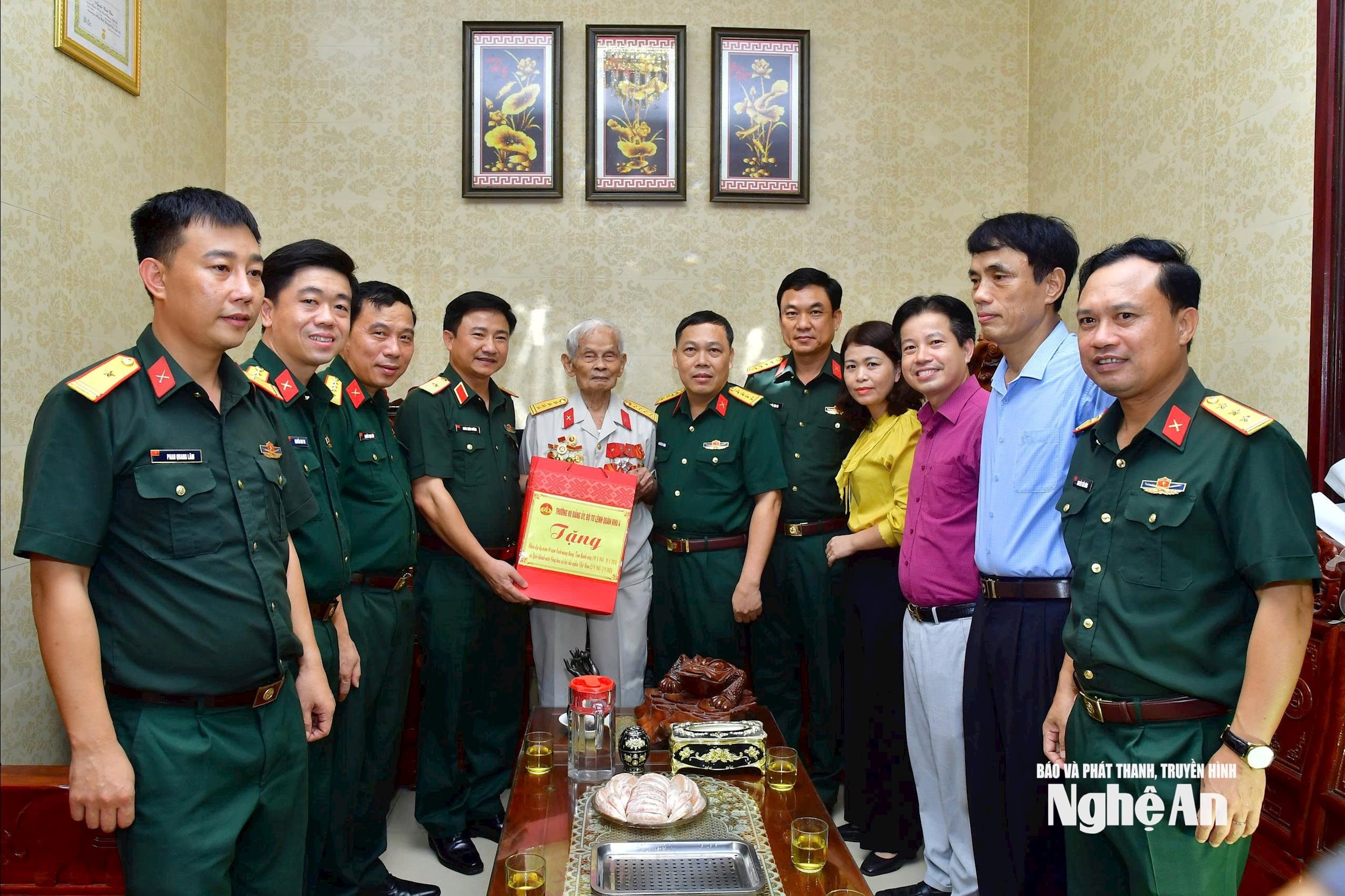 Đoàn công tác Bộ Tư lệnh Quân khu 4 trao quà cho bác Nguyễn Cảnh Thìn, cán bộ lão thành cách mạng phường Thành Vinh, tỉnh Nghệ An