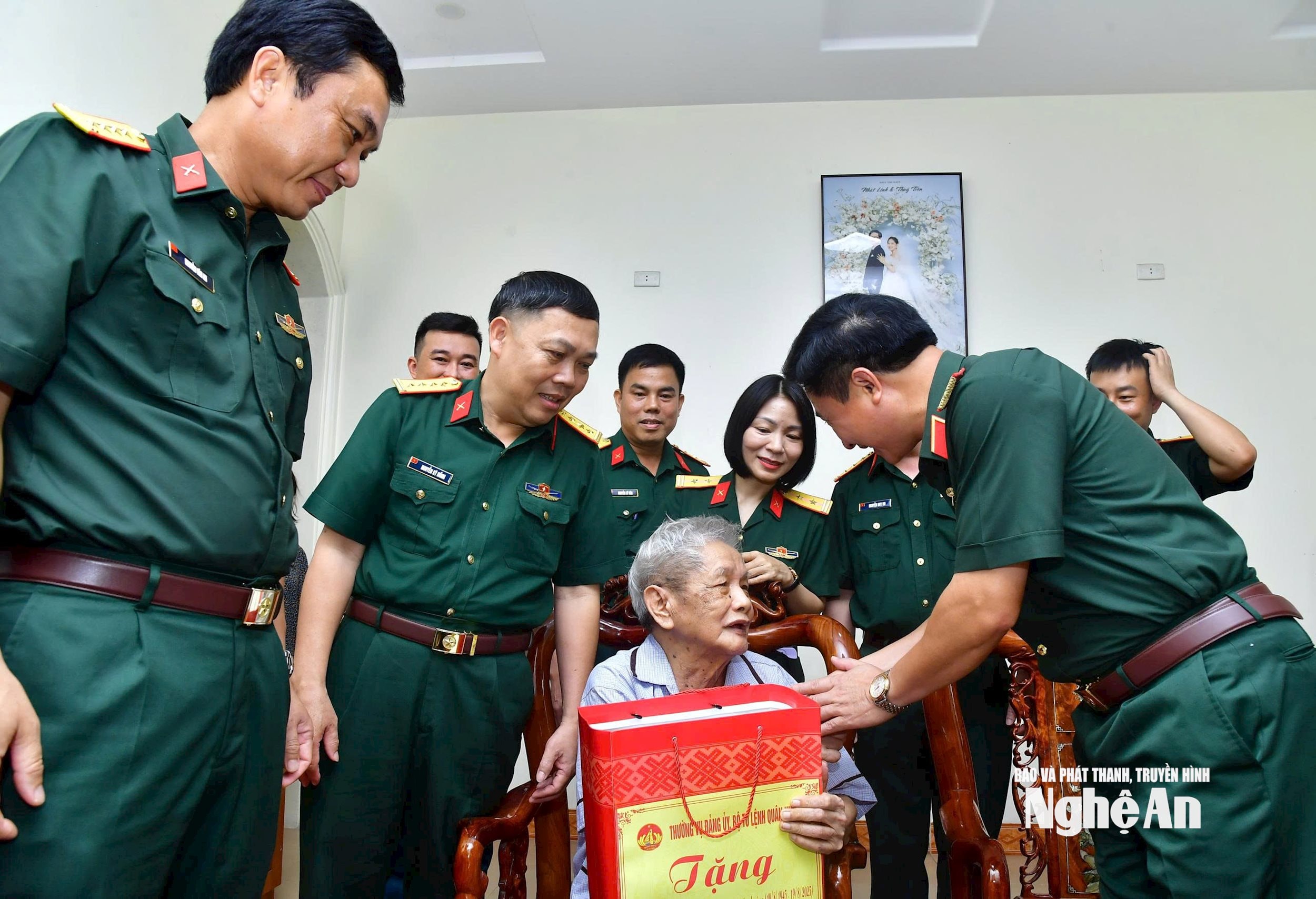 Đồng chí Thiếu tướng Đoàn Xuân Bường, Chính uỷ Quân khu 4 trao quà cho bác Nguyễn Đang, lão thành cách mạng phường Trường Vinh, tỉnh Nghệ An.