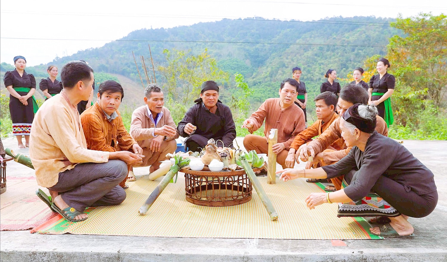 Người Ơ Đu trong một dịp lễ của cộng đồng. Ảnh: MH
