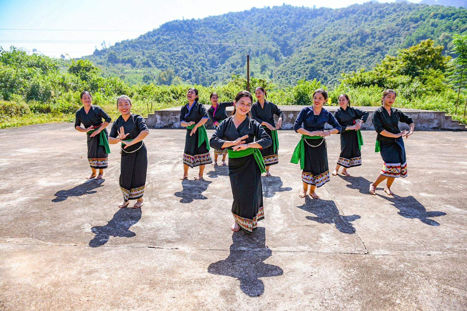 Những thiếu nữ Ơ Đu uyển chuyển trong điệu múa truyền thống (Ảnh THÀNH ĐẠT)