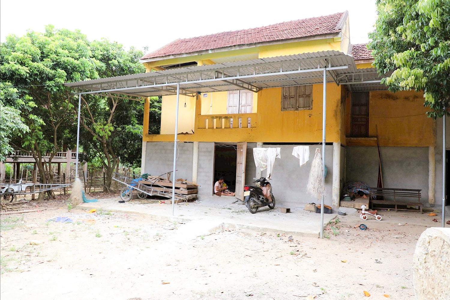 Phần lớn người dân Ơ Đu hiện không còn ở nhà sàn, mà chủ yếu ở trong nhà đã xây sẵn ở bản tái định cư Văng Môn. Ảnh MH