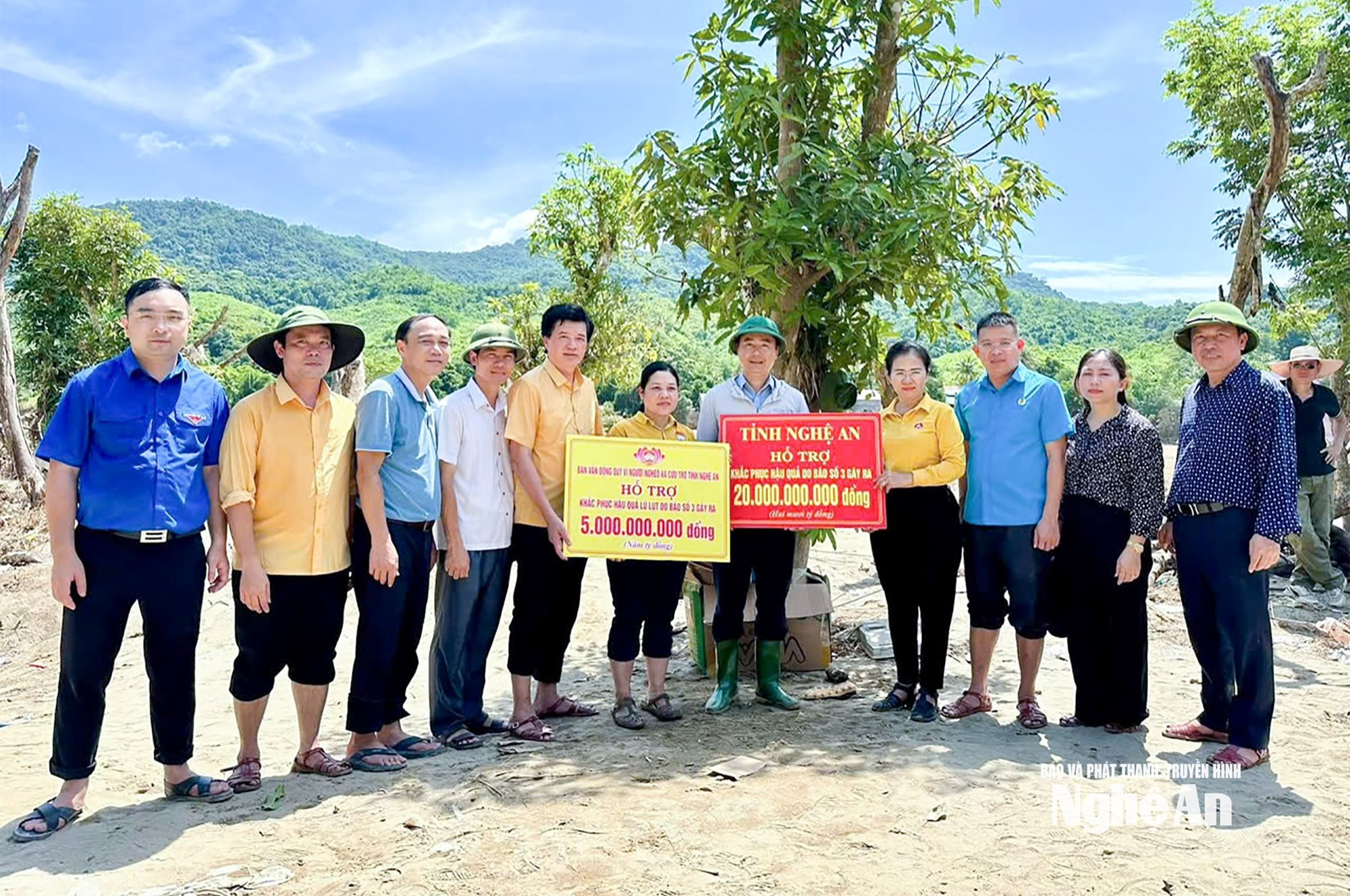 Các đồng chí: Võ Thị Minh Sinh – Phó Bí thư Tỉnh ủy, Chủ tịch Ủy ban MTTQ Việt Nam tỉnh, Trưởng đoàn Đại biểu Quốc hội tỉnh; Nguyễn Đình Hùng - Ủy viên Ban Chấp hành Đảng bộ tỉnh, Phó Chủ tịch Thường trực Ủy ban MTTQ Việt Nam tỉnh trao hỗ trợ người dân xã Tương Dương bị thiệt hại do mưa lũ. Ảnh: Đình Tuân
