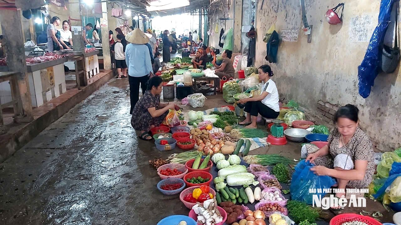 30 اگست کی صبح ین تھانہ کمیون کے مرکزی بازار کا سبزی اور پھل فروخت کرنے والا علاقہ۔ اگرچہ سبزیوں کی بہت سی اقسام ہیں، لیکن مقدار کم ہے۔ تصویر: Xuan Hoang