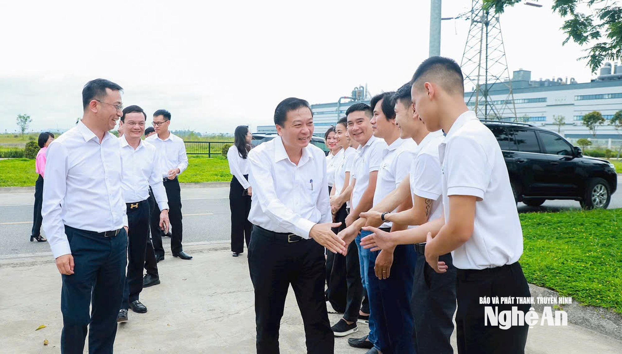 Chủ tịch UBND tỉnh Lê Hồng VInh thăm, làm việc tại Công ty cổ phần thiết kế Kiến Mộc. Ảnh Thành Duy