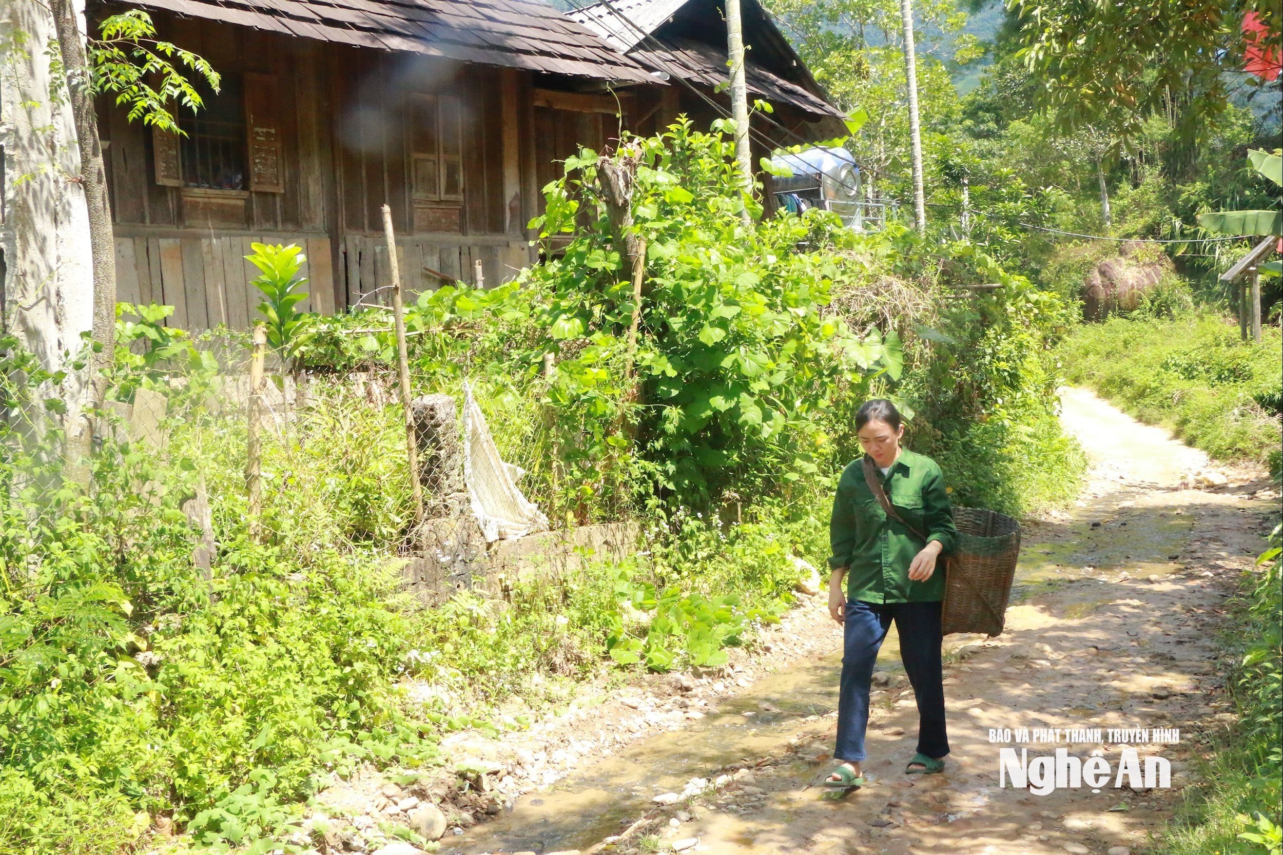 Cô gái dân tộc Thái Ngân Thị Hồng Quyên. Ảnh Khánh Ly