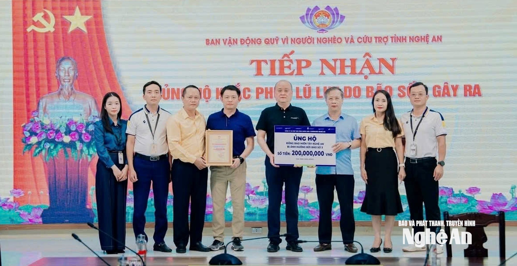 Công ty Luxshare Nghệ An đóng góp 200 triệu đồng ủng hộ đổng bào miền Tây Nghệ An sau bão số 3. Ảnh P.V
