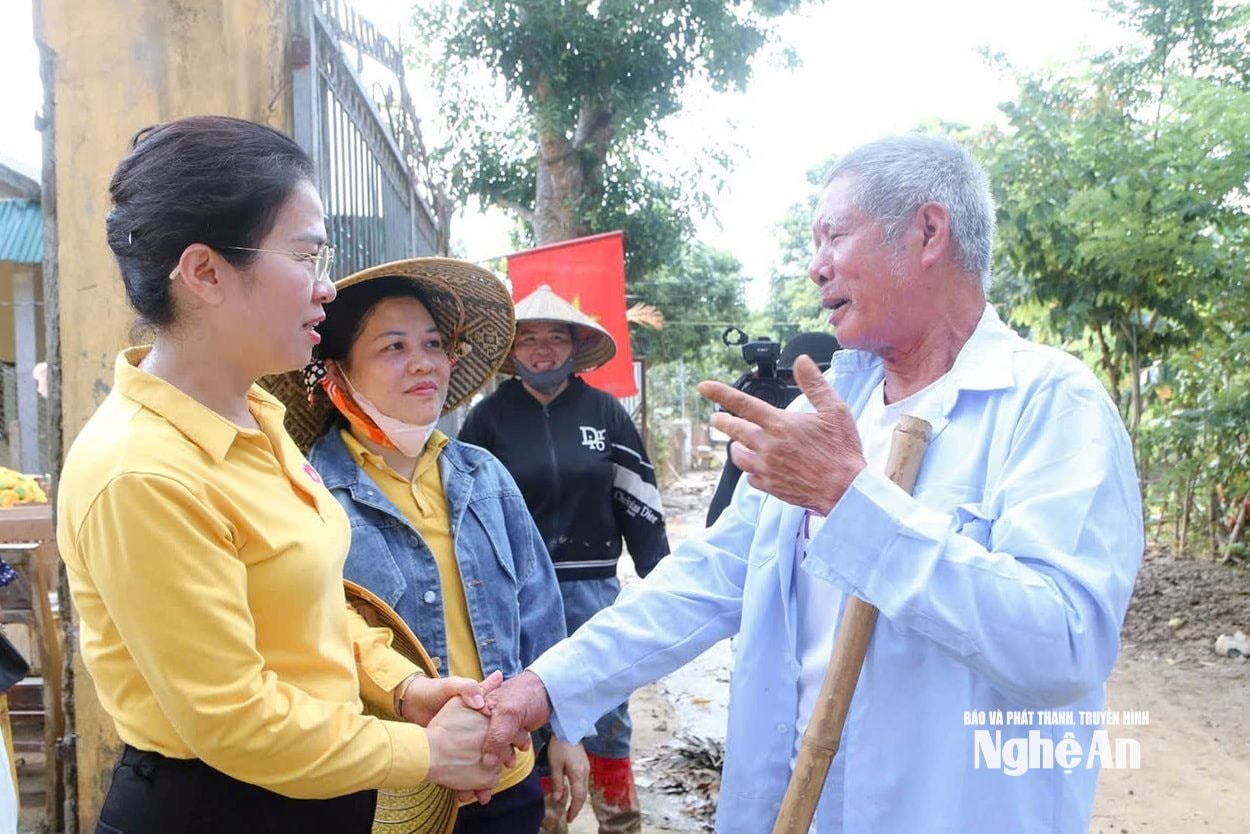 bna_comrade-vo-thi-minh-sinh-tham-coi-dong-member-nguoi-dan-xa-tuong-duong-bi-anh-huong-mua-lu.-anh-mai-hoa.jpg