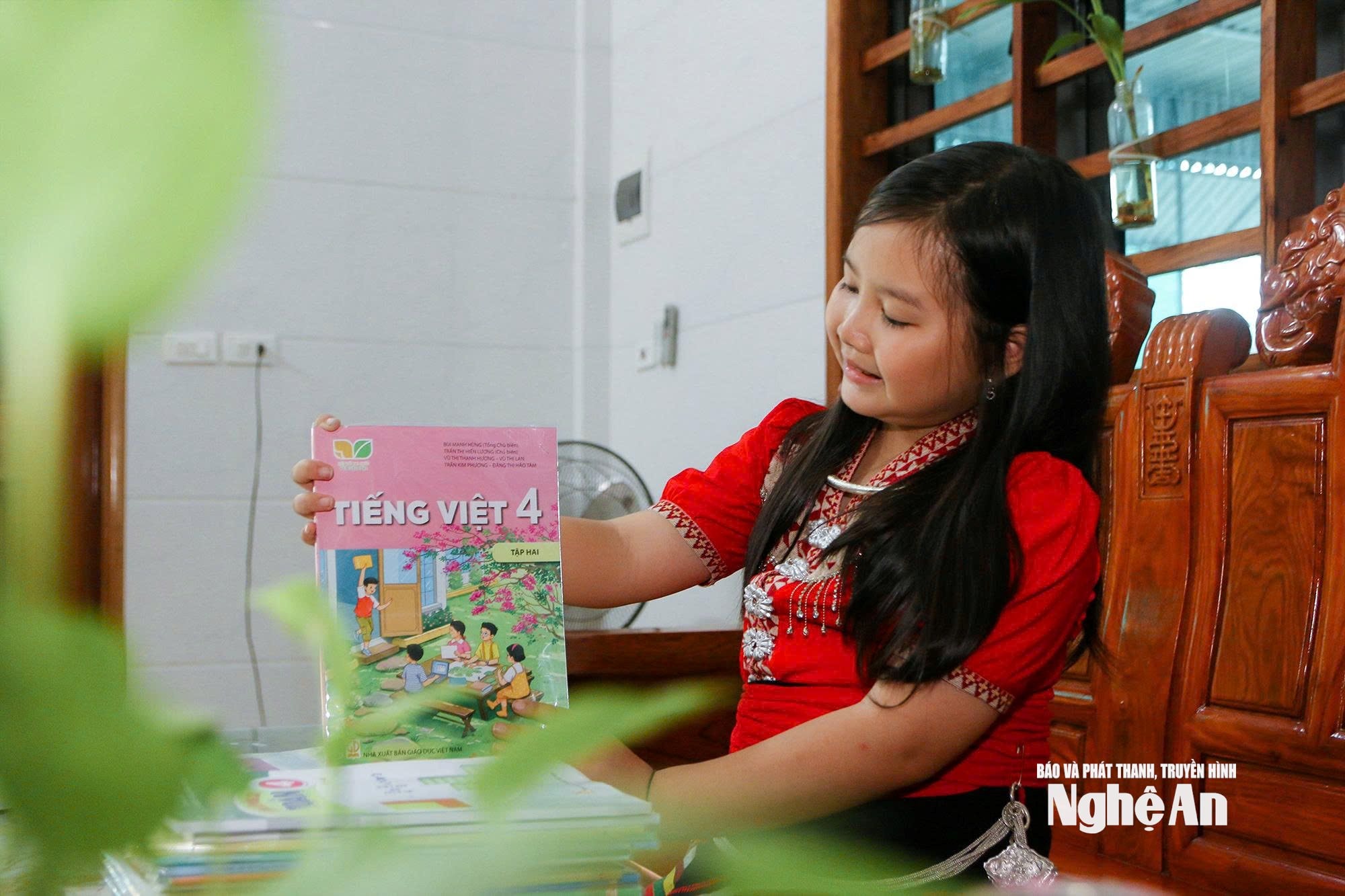Em Võ Thị Phương Thảo, học sinh lớp 4 Trường Tiểu học Thạch Giám (xã Tương Dương), cũng háo hức chuẩn bị cho năm học mới. Với chiếc cặp sách nhỏ xinh và bộ vở mới được mẹ mua cho, Thảo chia sẻ em mong sớm gặp lại bạn bè, thầy cô để cùng bước vào hành trình học tập mới.