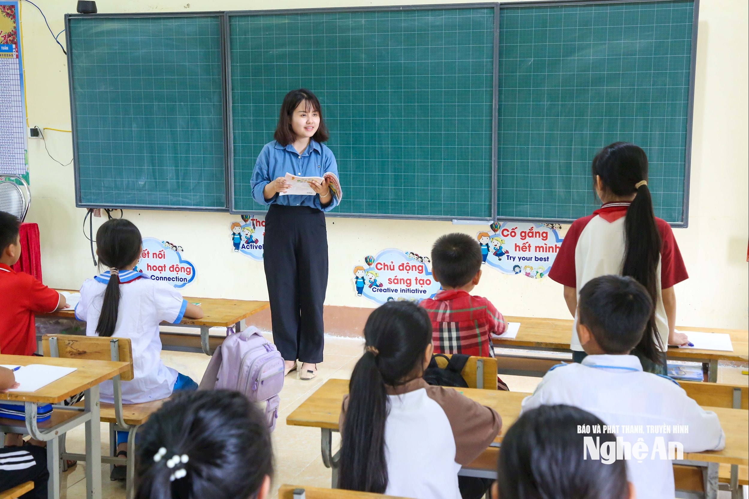 Tại Trường Tiểu học Châu Hạnh 1, huyện Quỳ Châu, năm học 2025 – 2026, nhà trường chào đón 40 học sinh lớp 1, nâng tổng số học sinh toàn trường lên 255 em; các em đã bắt đầu tựu trường từ ngày 28/8.