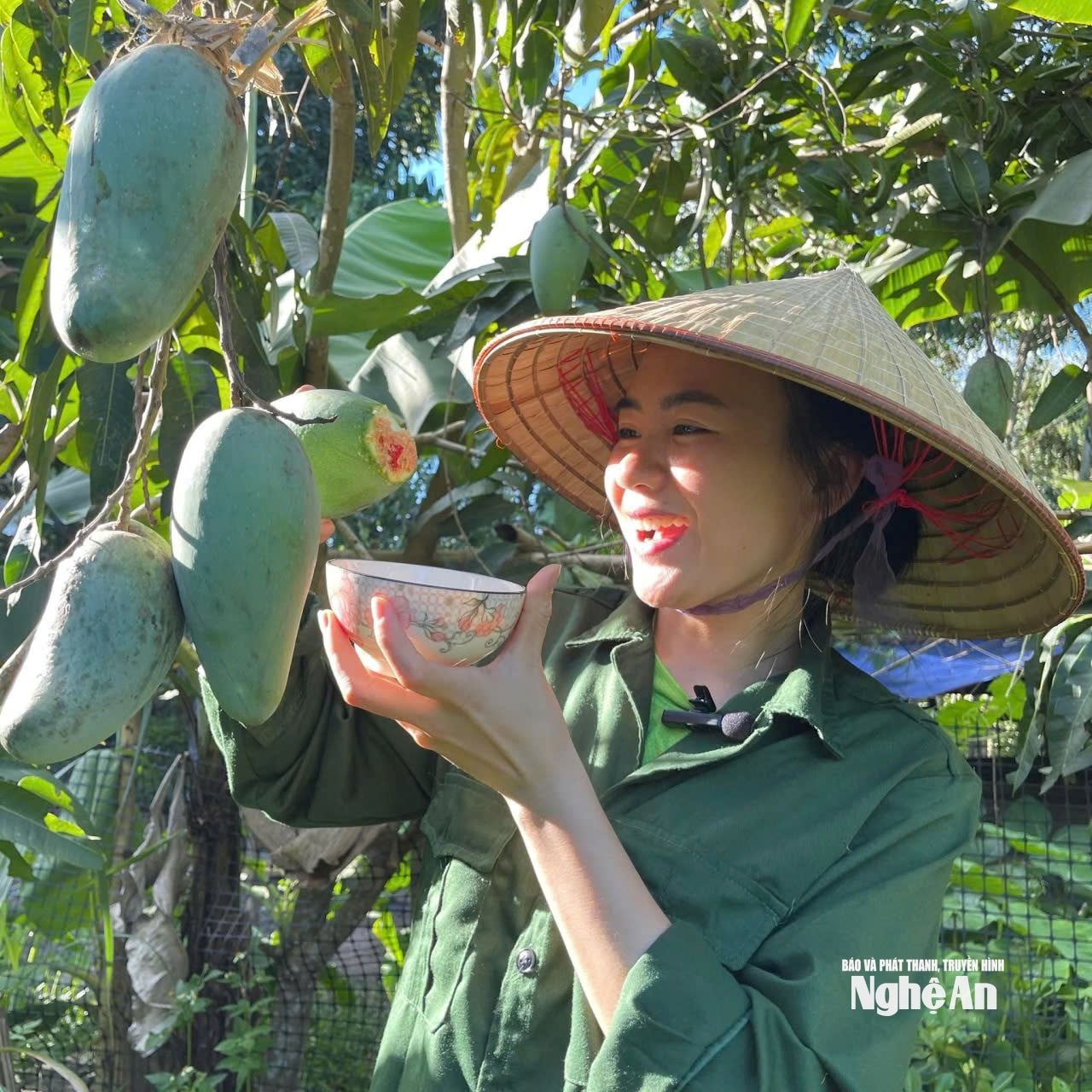 Những hình ảnh dung dị của cuộc sống đời thường ở bản làng được Quyên đưa lên mạng xã hội thu hút người xem. Ảnh NVCC2