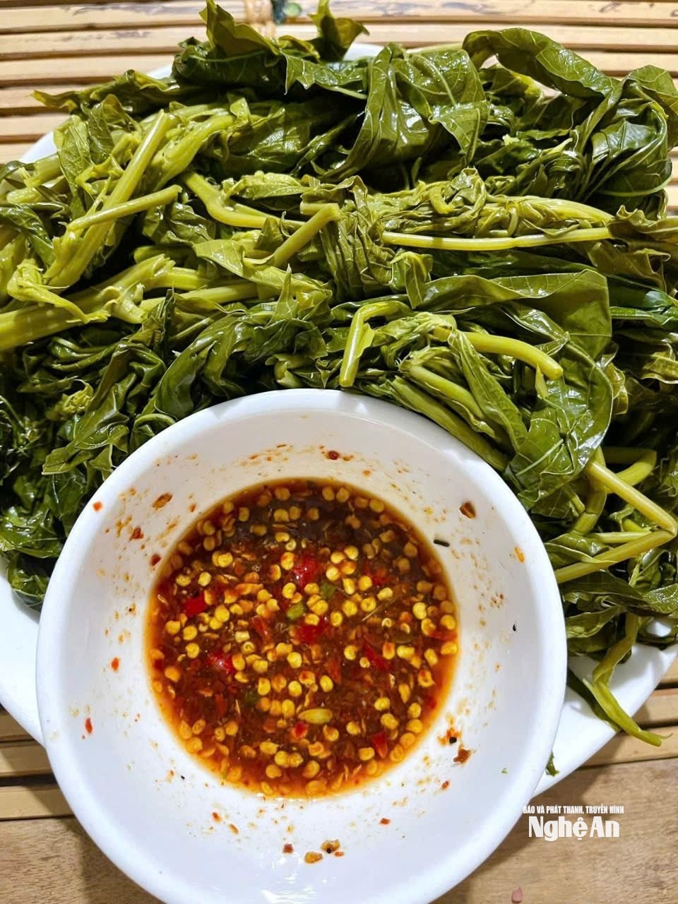 Những món ăn dân dã được chế biến từ nông sản của người dân bản làng được Ngân Thị Hồng Quyên quảng bá giới thiệu. Ảnh NVCC
