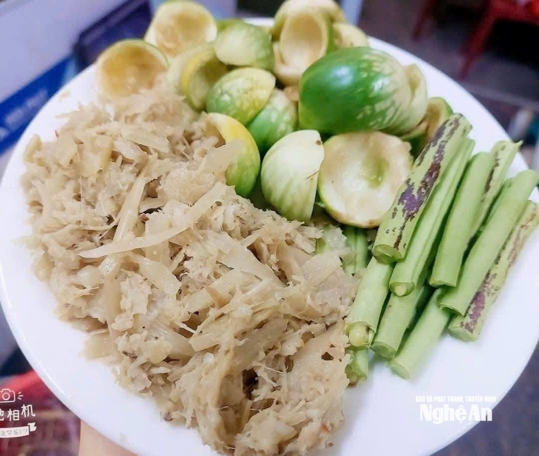 Những món ăn dân dã được chế biến từ nông sản của người dân bản làng được Ngân Thị Hồng Quyên quảng bá giới thiệu. Ảnh NVCC2