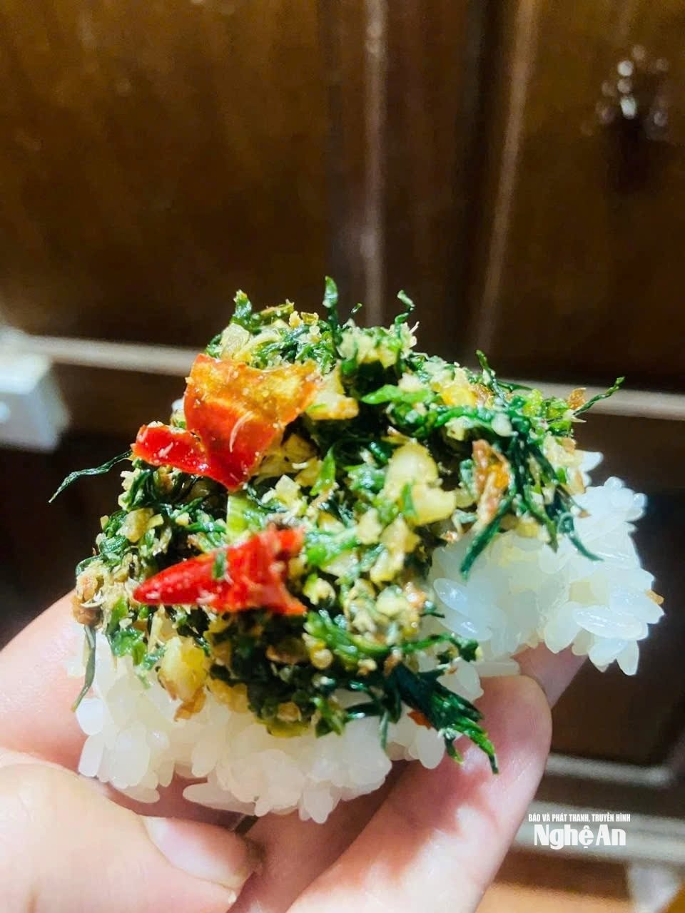 Những món ăn dân dã được chế biến từ nông sản của người dân bản làng được Ngân Thị Hồng Quyên quảng bá giới thiệu. Ảnh NVCC3
