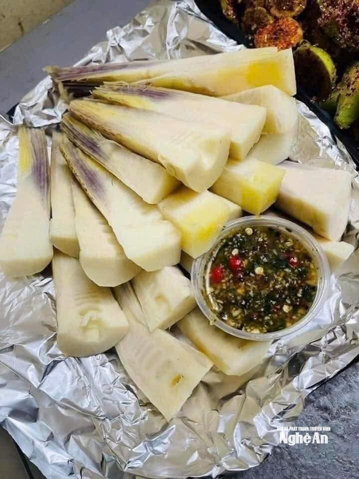 Những món ăn dân dã được chế biến từ nông sản của người dân bản làng được Ngân Thị Hồng Quyên quảng bá giới thiệu. Ảnh NVCC4