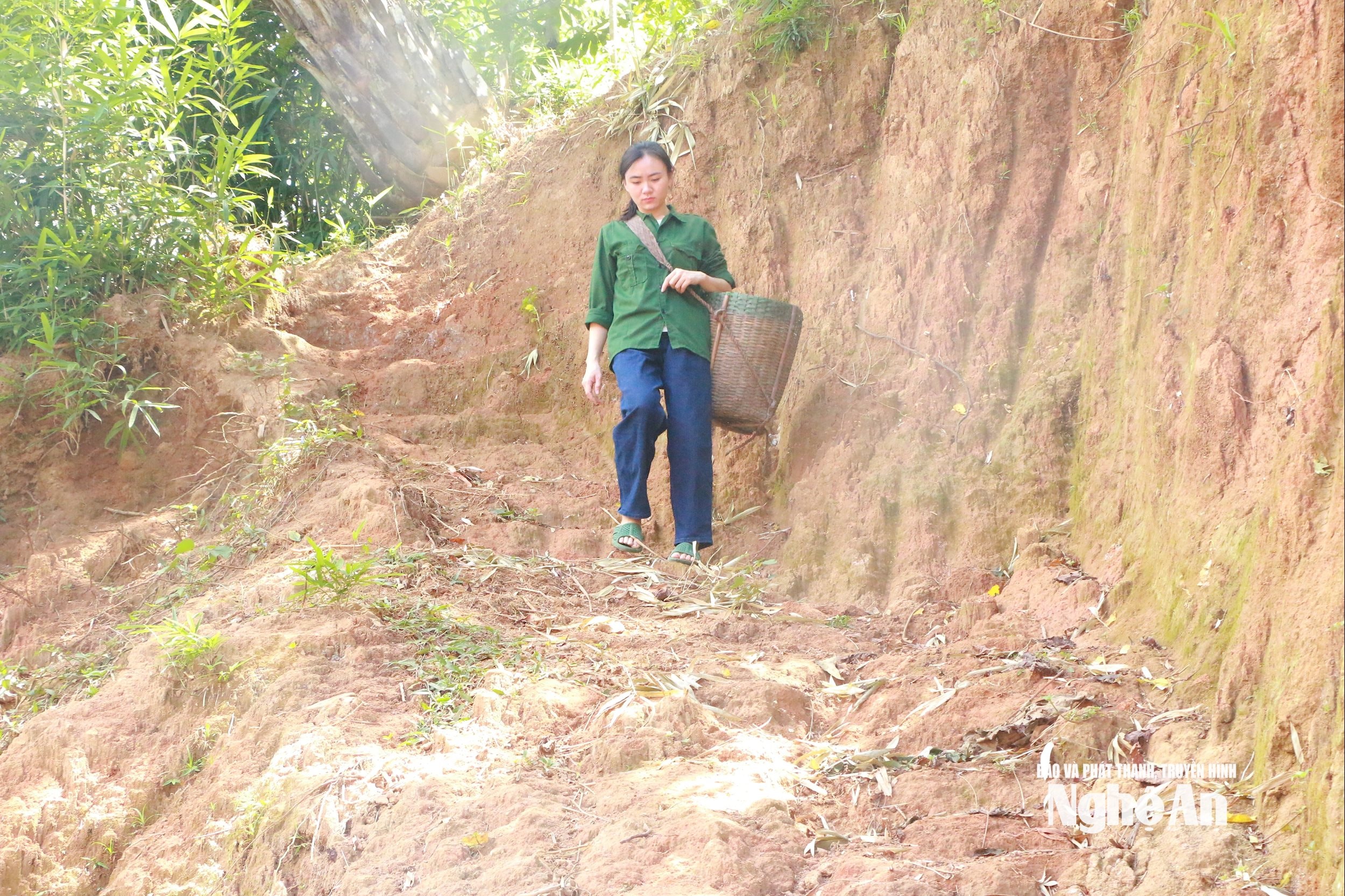 Quyên đã quen thuộc với những con đường đất quanh co dẫn lên nương rẫy, mùa mưa trơn trượt. Ảnh Khánh Ly