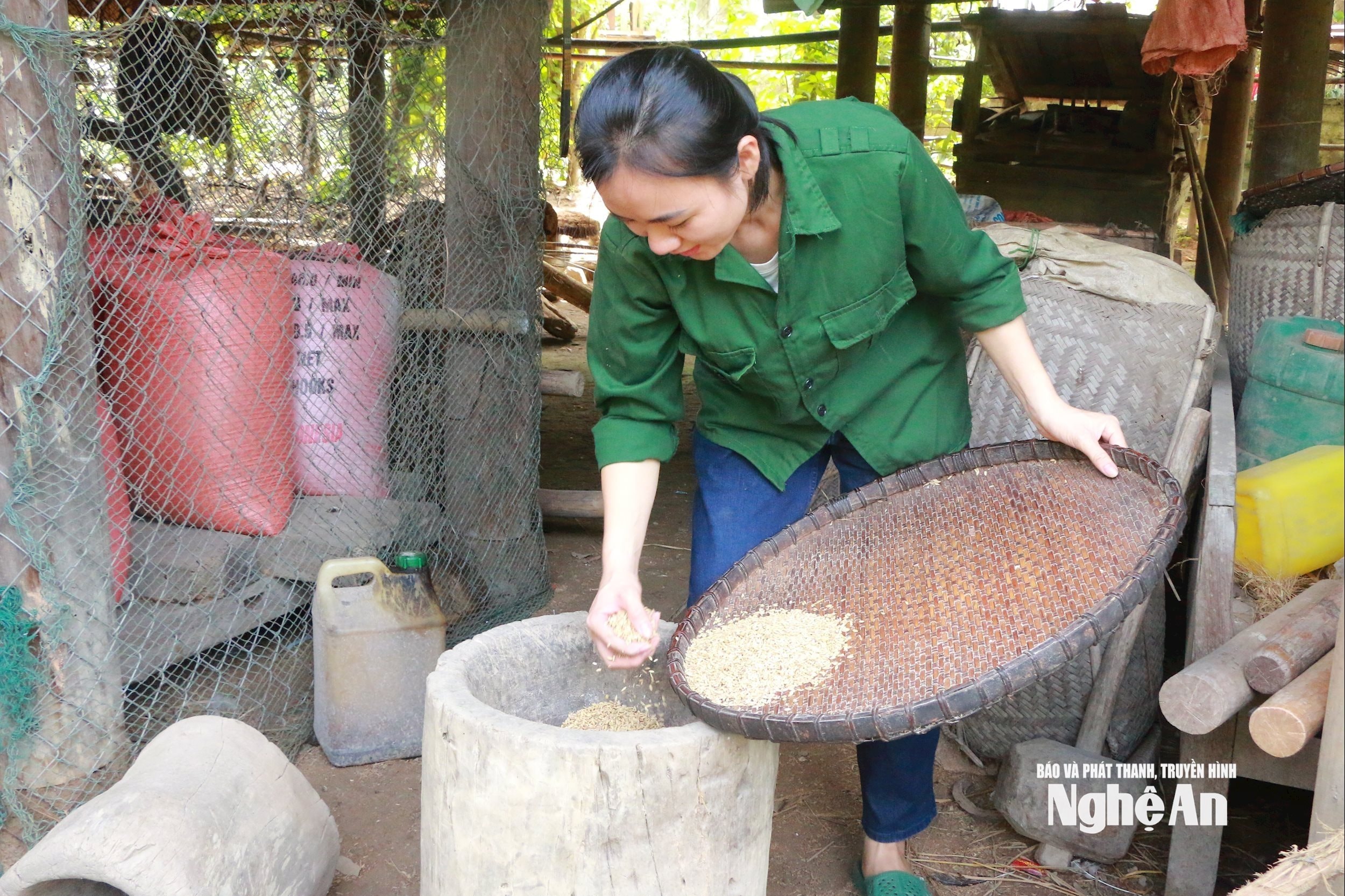 Tự tay Ngân Thị Hồng Quyên thực hiện các công đoạn chế biến các món ăn của đồng bào dân tộc Thái. Ảnh Khánh Ly