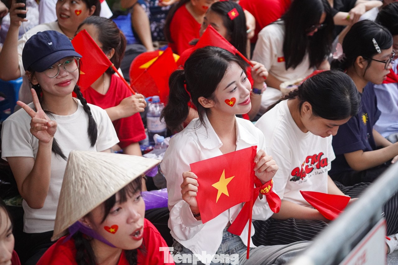 Người dân có thể nhận quà qua hai hình thức chuyển khoản hoặc tiền mặt, nhận tại điểm chi trả do UBND xã tổ chức. tp-tongduyet-71.jpg