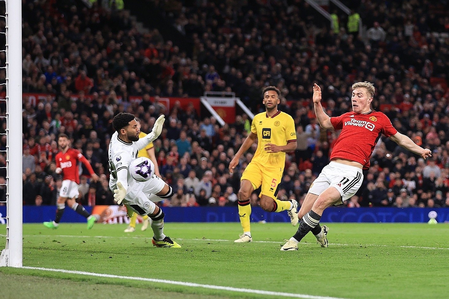 M.U vs Burnley (21h ngày 27/4): “Cơ hội vàng” cho Quỷ đỏ