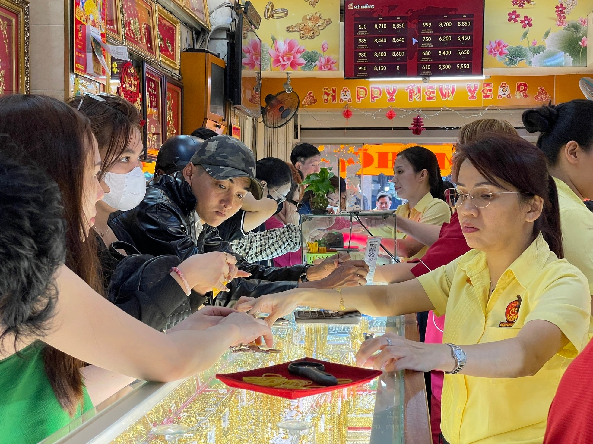 Giá vàng hôm nay 31/8: Giá vàng miếng, vàng nhẫn lập đỉnh chưa từng có, vàng thế giới tăng kỷ lục