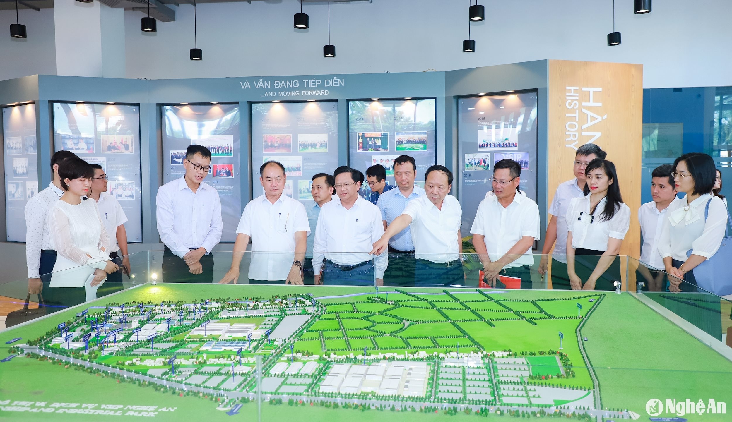 Lãnh đạo tỉnh làm việc tại KCN VSIP. Ảnh Thành Duy