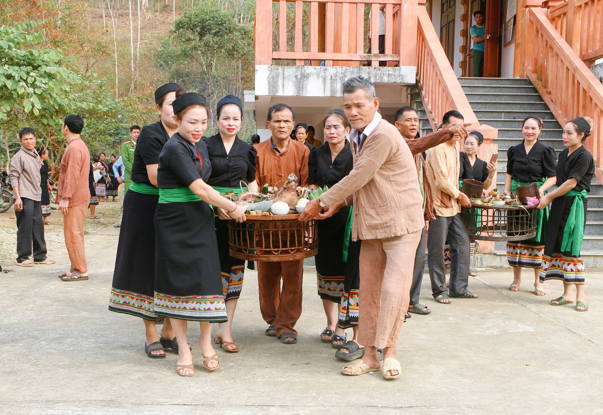 Sau khi thông báo và xin thổ địa xong, sẽ tiến hành tổ chức lễ đón tiếng sấm. Trong ảnh Người dân đang bưng mâm cỗ cúng thần sấm và ông bà tổ tiê