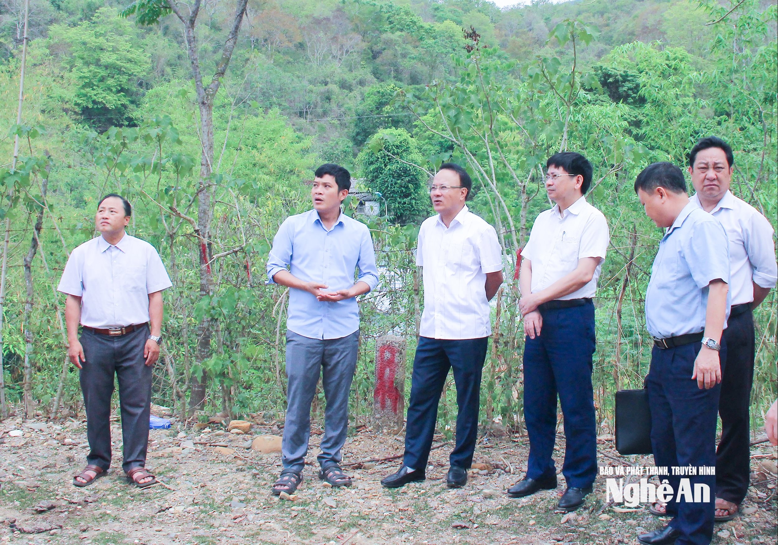  1Đoàn công tác của HĐND tỉnh khảo sát dự án xây dựng hạ tầng khu tái định cư cho người dân bị ảnh hưởng do thiên tai. Ảnh Mai Hoa
