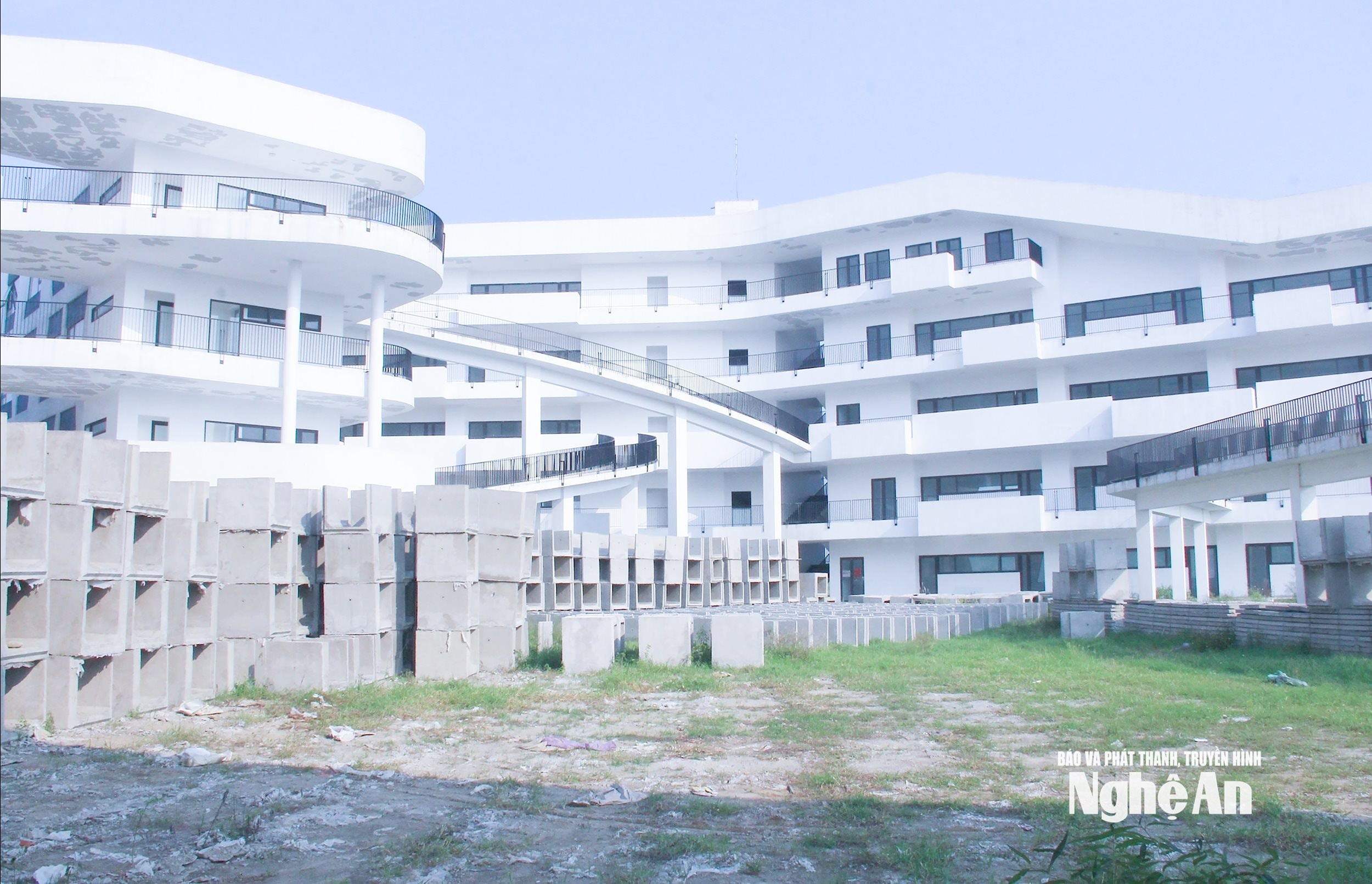  Dự án Trường THPT chuyên Phan Bội Châu được đầu tư ở giai đoạn 1, nay đã có một số hạng mục xuống cấp, gây lãng phí nguồn lực đầu tư công. Ảnh- Mai Hoa