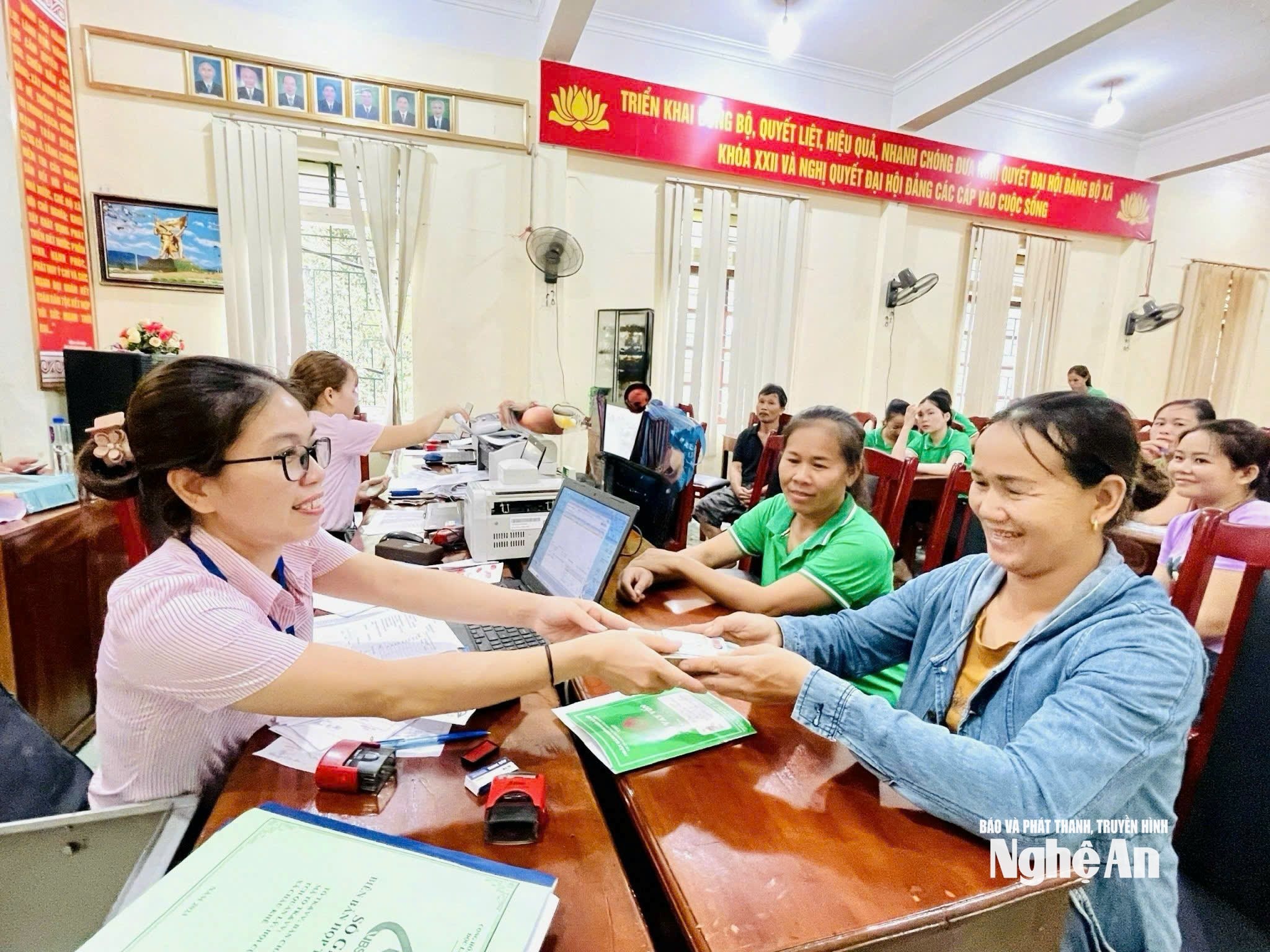 giải ngân tại điểm giao dịch xã Châu Khê, Con Cuông