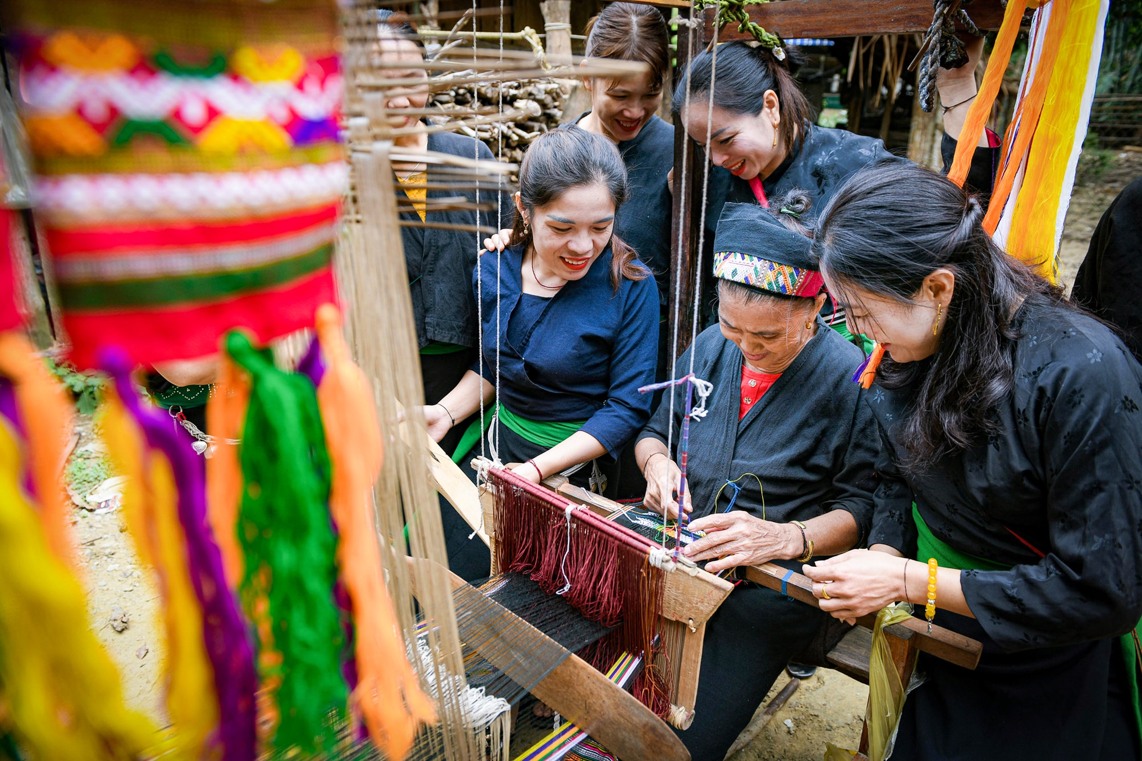 Người Ơ Đu vẫn giữ cách dệt vải truyền thống Ảnh Thành Đạt