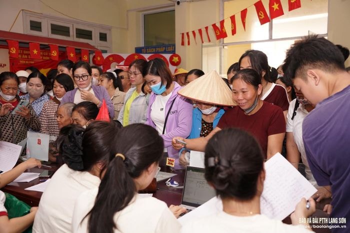 Đông đảo người dân đến nhận quà của Chính phủ tại Trung tâm Phục vụ Hành chính công phường Kỳ Lừa