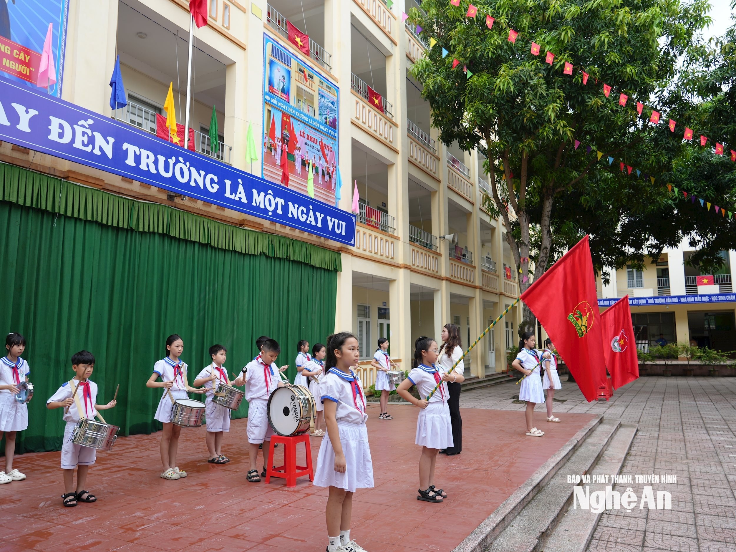 tieu-hoc-ha-huy-tap-2-tap-duot-cho-le-khai-giang-chao-don-nam-hoc-moi.-anh-my-ha.jpeg