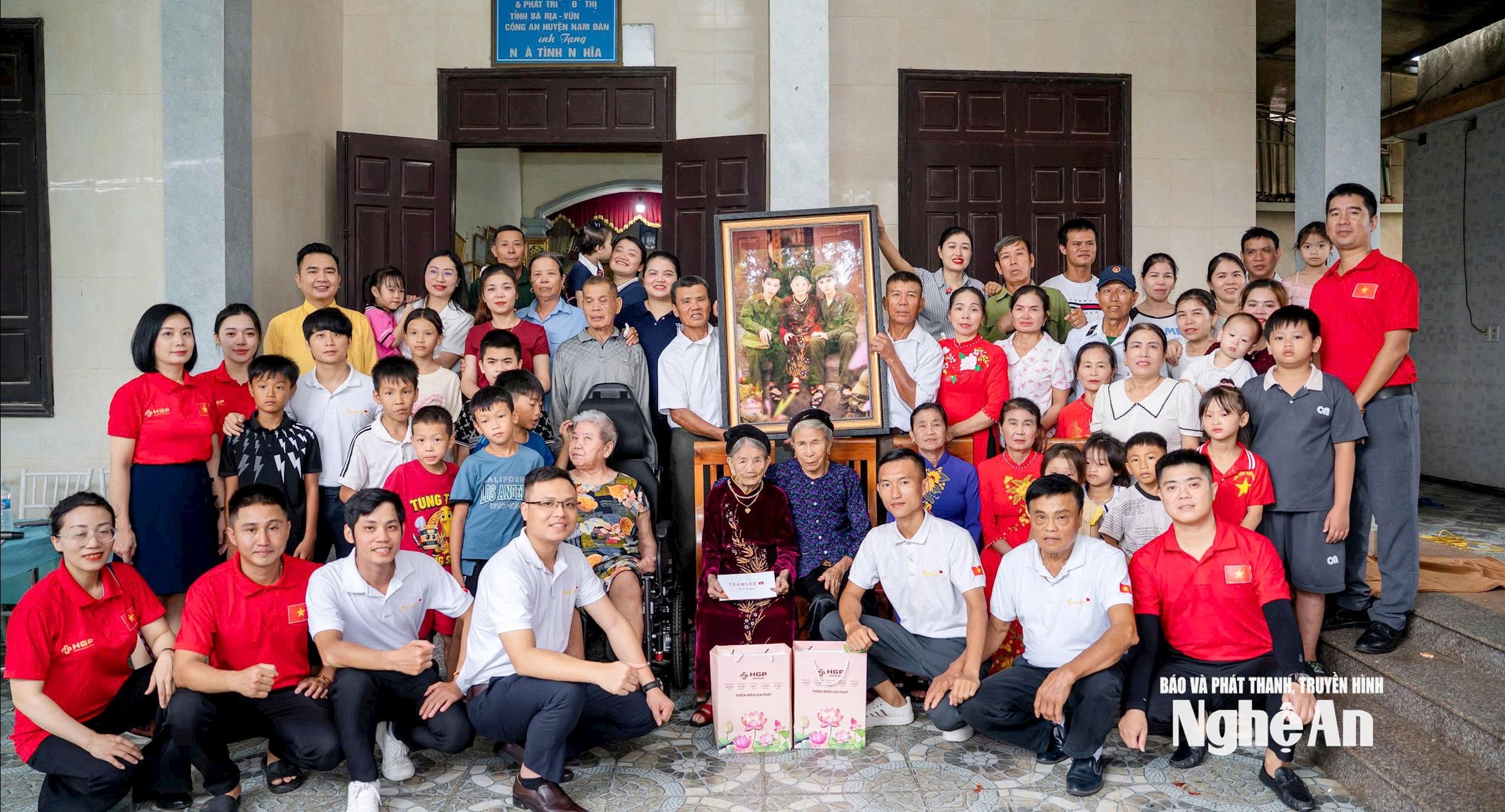 memberi hadiah kepada ibu