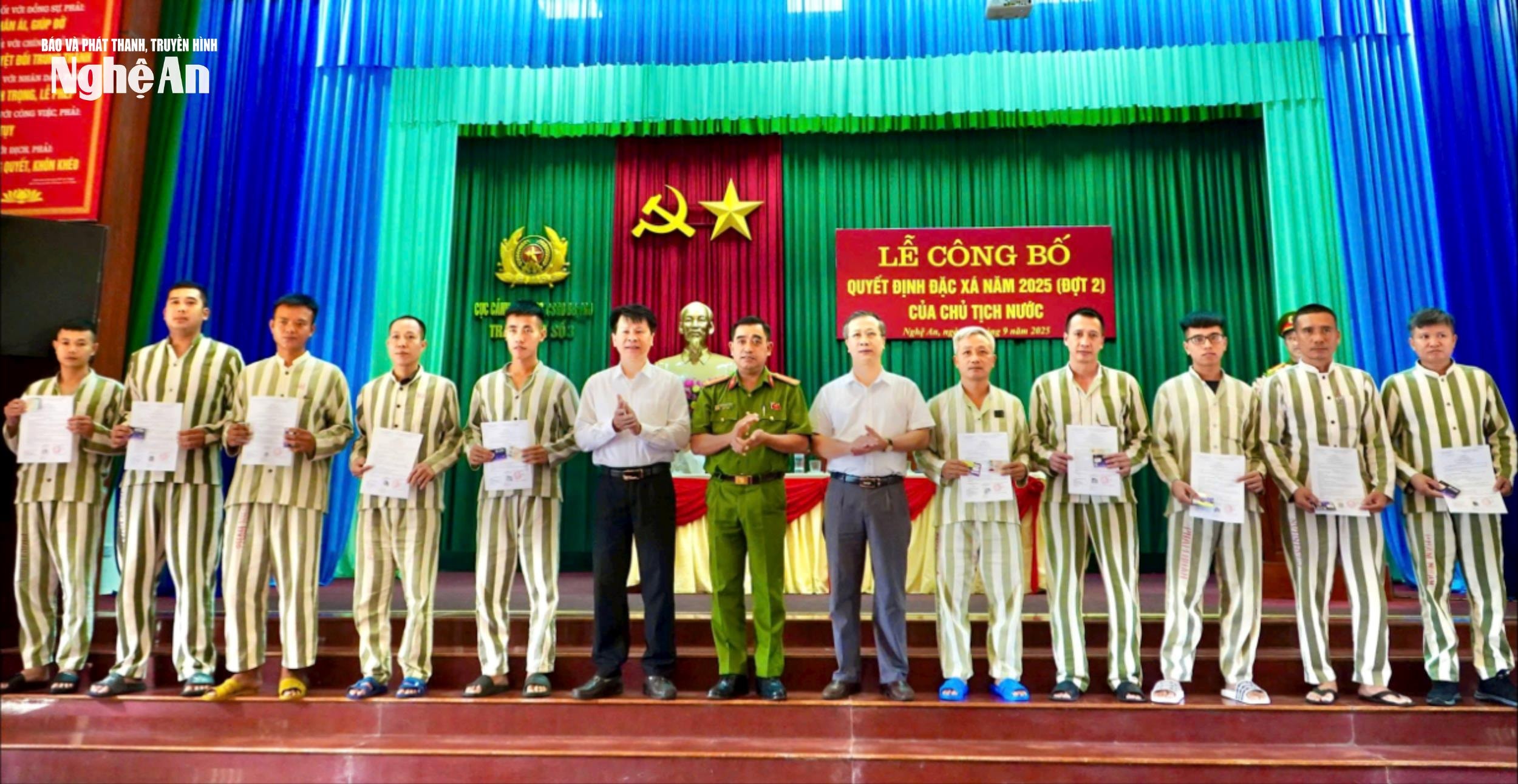 Trao Quyết định đặc xá cho các phạm nhân tại Trại giam số 3. Ảnh: Trọng Hùng