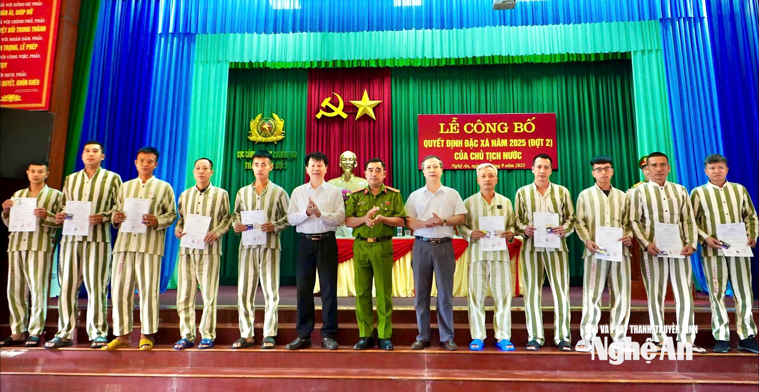 Trao quyết định đặc xá cho các phạm nhân tại Trại giam số 3. Ảnh: P.V