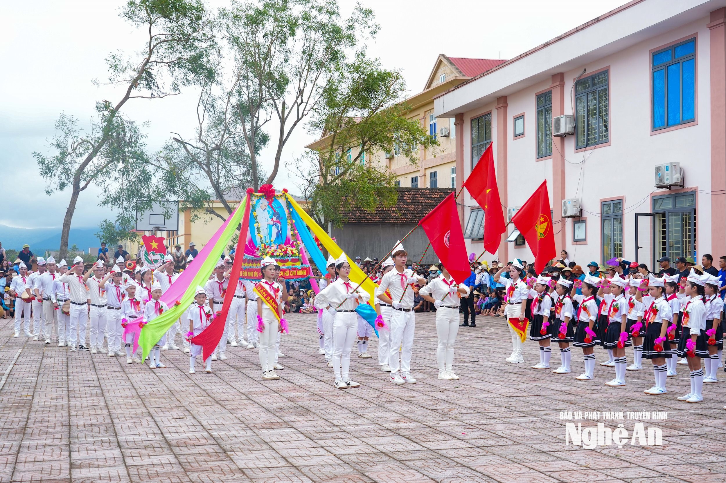 Đối với người dân Việt Nam dù ở đâu, bất kỳ nơi nào, Lễ Chào cờ luôn là một nghi lễ thiêng liêng, cao quý. Lễ Chào cờ thể hiện tình yêu thiết tha với Tổ quốc, lòng tự hào dân tộc của mỗi con người Việt Nam. Không những thế, Lễ chào cờ chính là giây phút mà chúng ta được sống lại với quá khứ đấu tranh hào hùng của các bậc cha anh đi trước, đồng thời, khơi dậy lòng nhiệt huyết, tự tôn dân tộc và khát vọng cống hiến của mỗi người chúng ta. Ảnh: Đình Tuyên