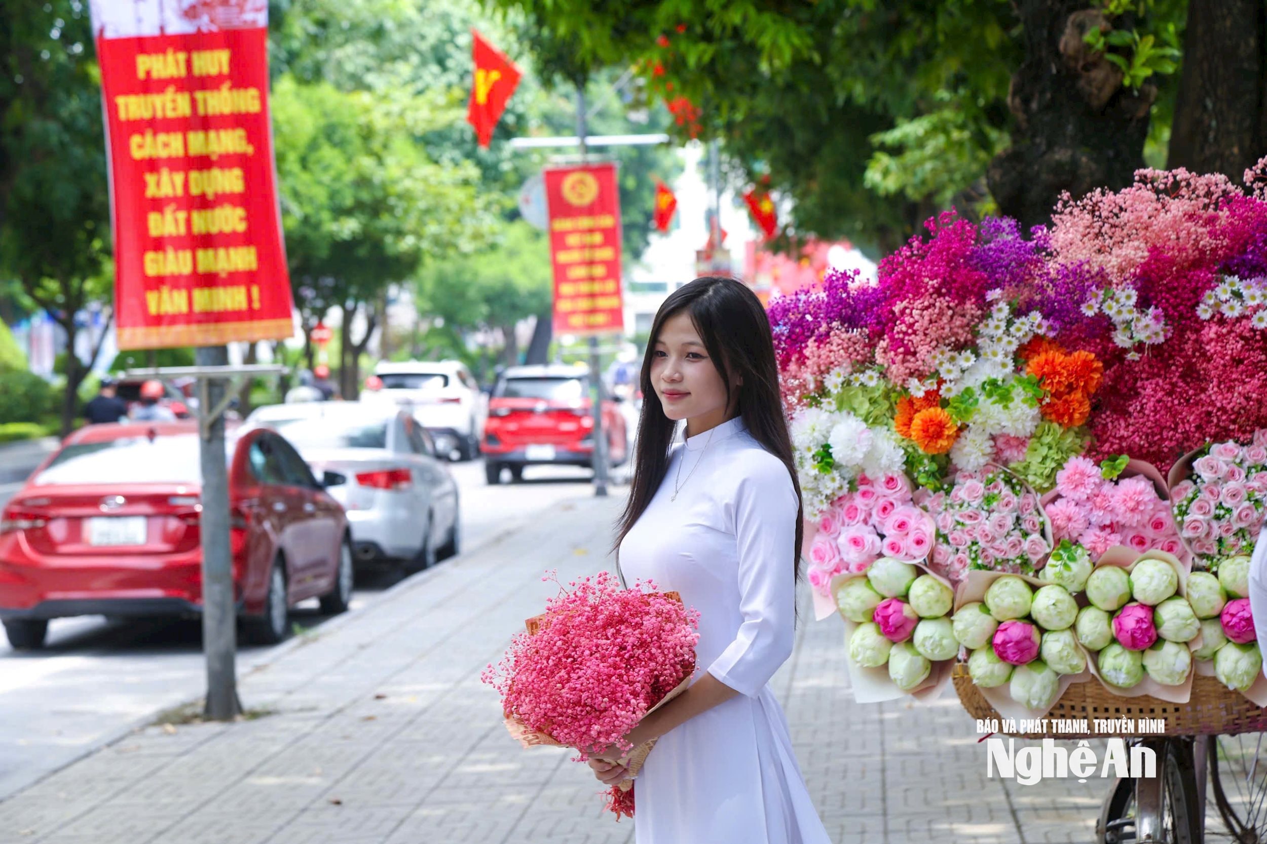 rực rỡ cờ hoa Tết độc lập Đình Tuyên2