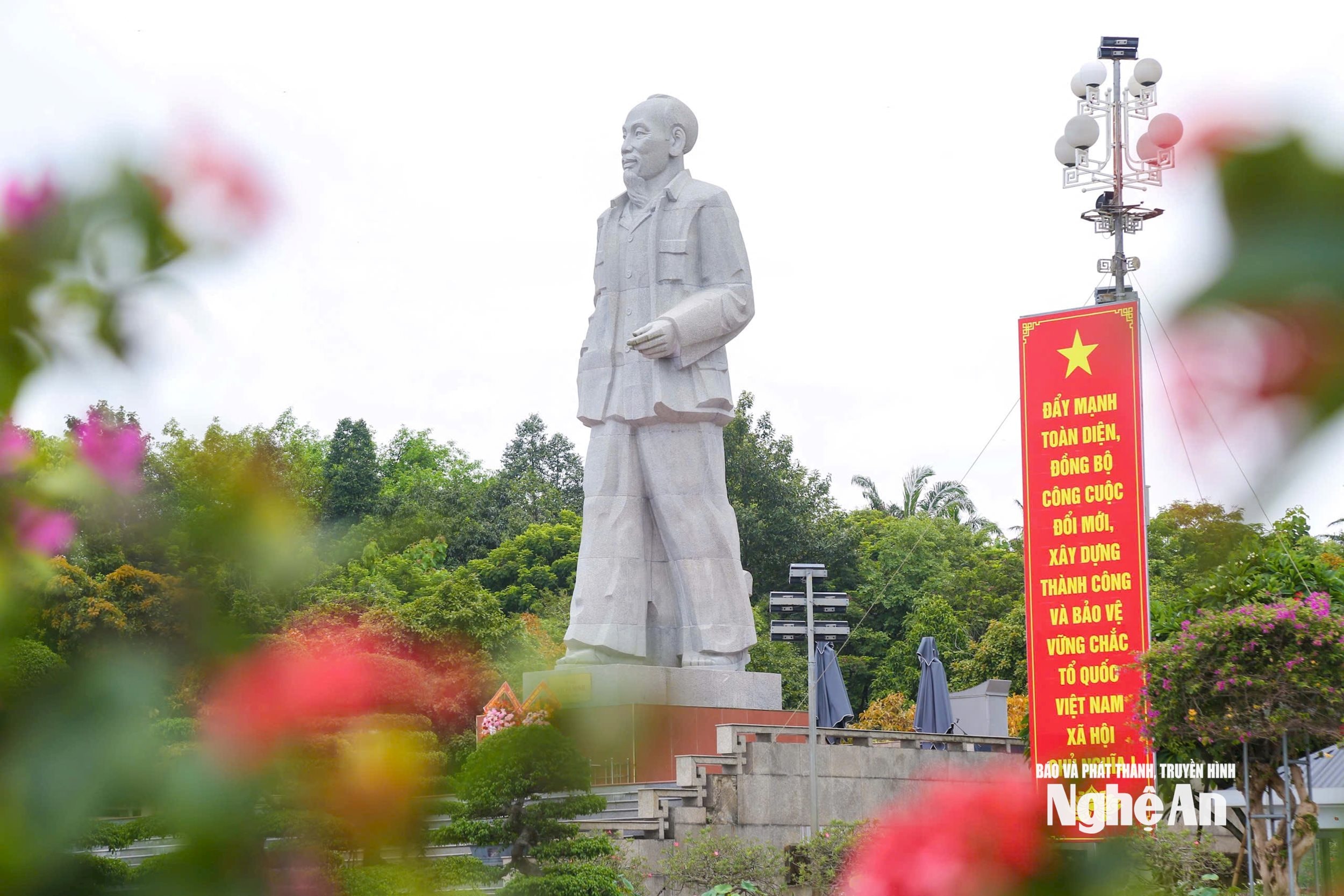 rực rỡ cờ hoa Tết độc lập Đình Tuyên7