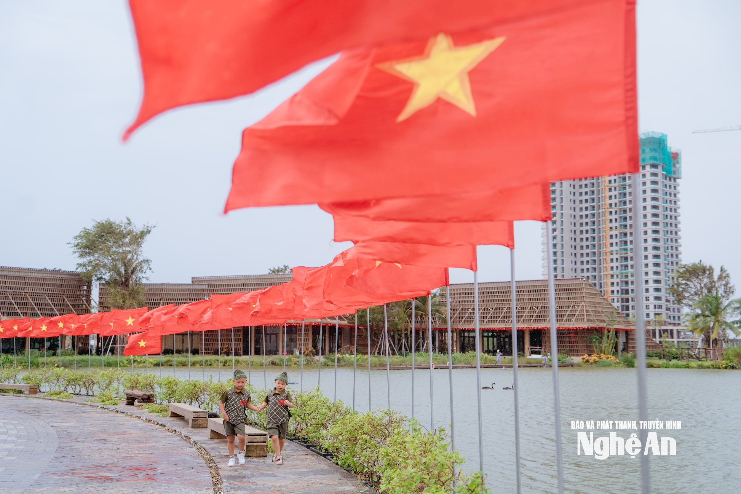 rực rỡ cờ hoa Tết độc lập Nguyễn Sơn eco2
