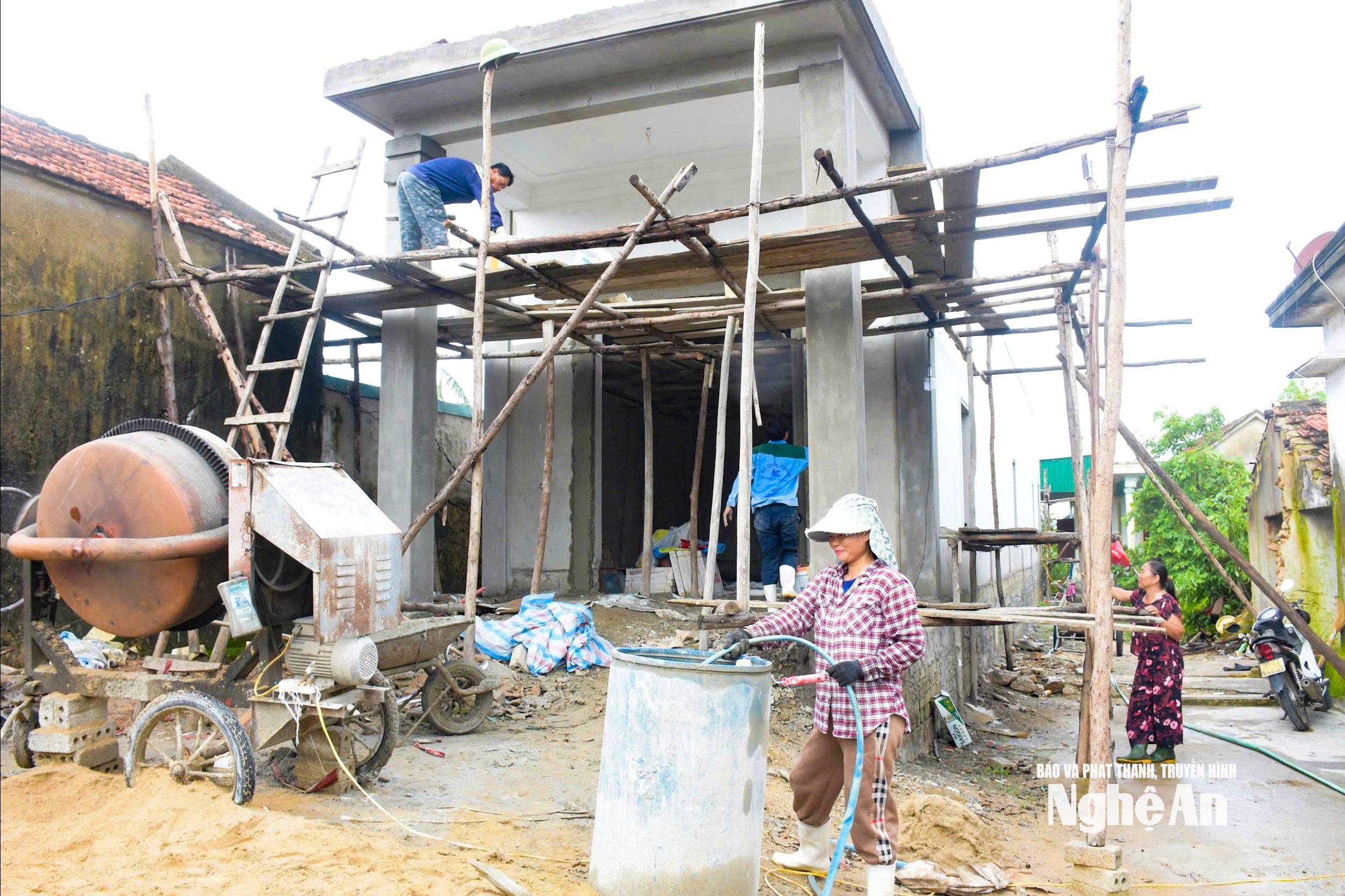 ผู้สร้าง