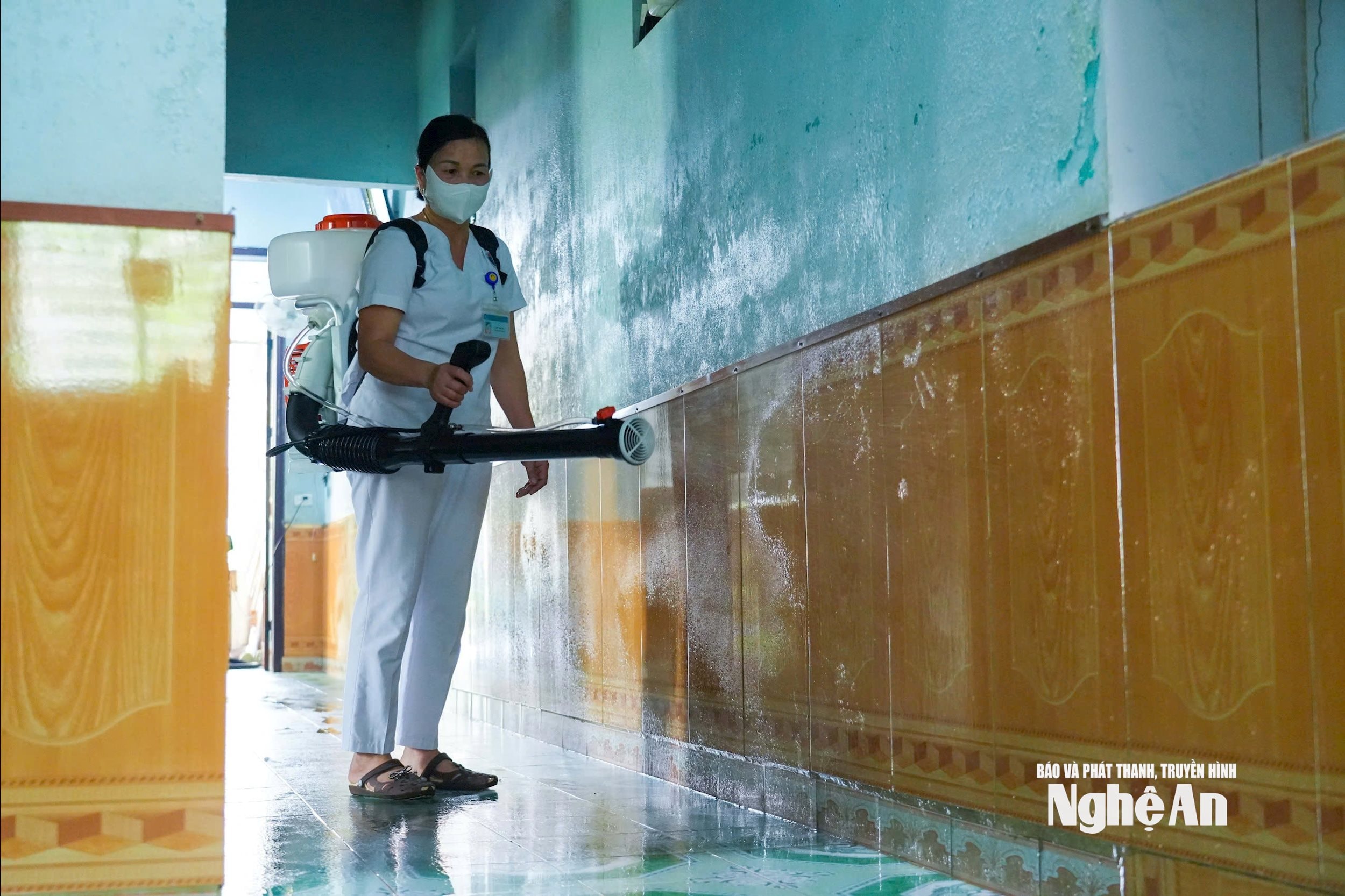 Cán bộ Trạm y tế Quỳ Châu thực hiện phun hoá chất khử độc tại các hộ dân bị ngập lụt do cơ báo số 5. Ảnh Đình Tuyên (1)