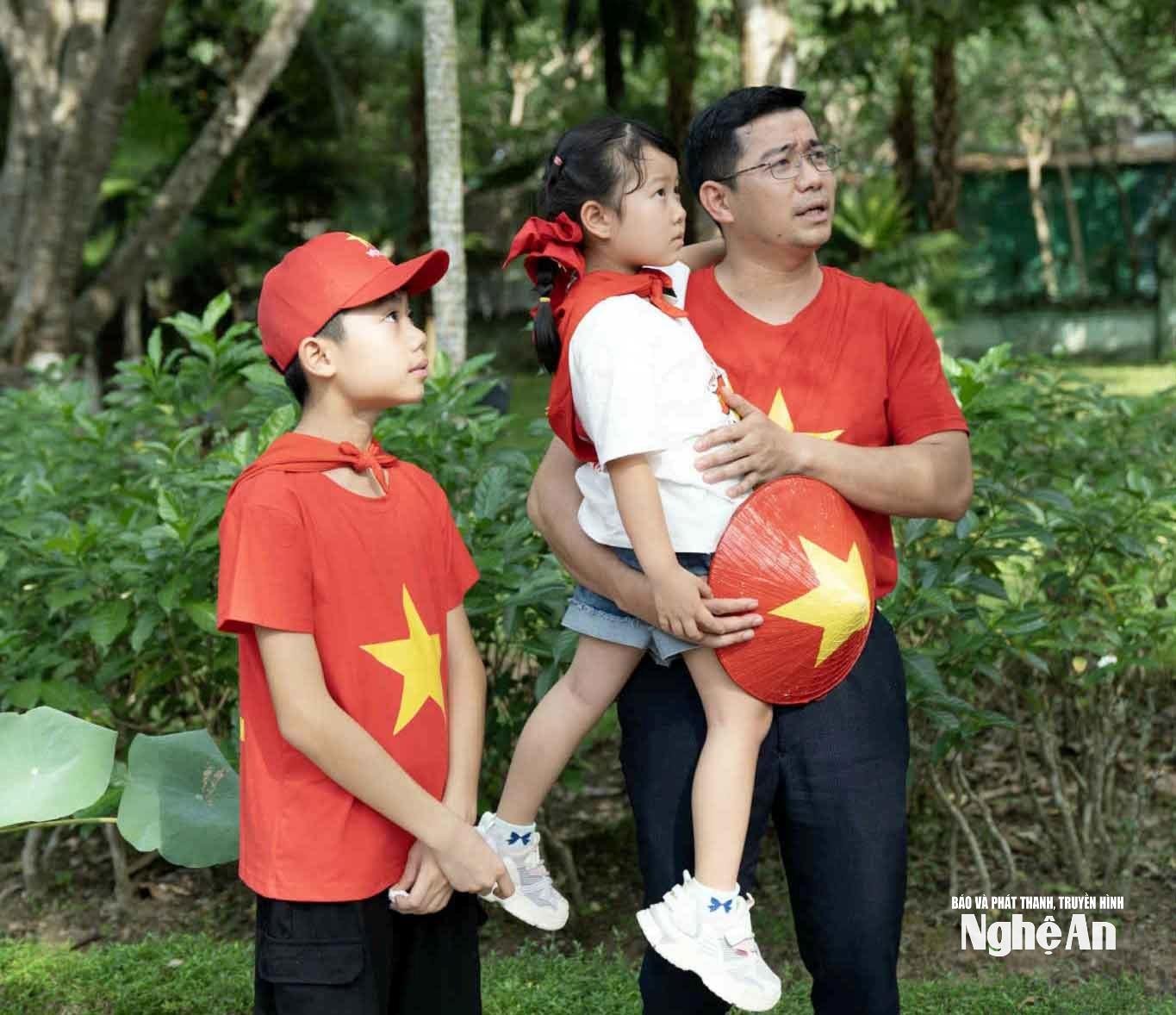 anh-pham-dinh-thuong-cung-cac-con-ve-tham-que-bac-anh-nvcc-2(1).jpg