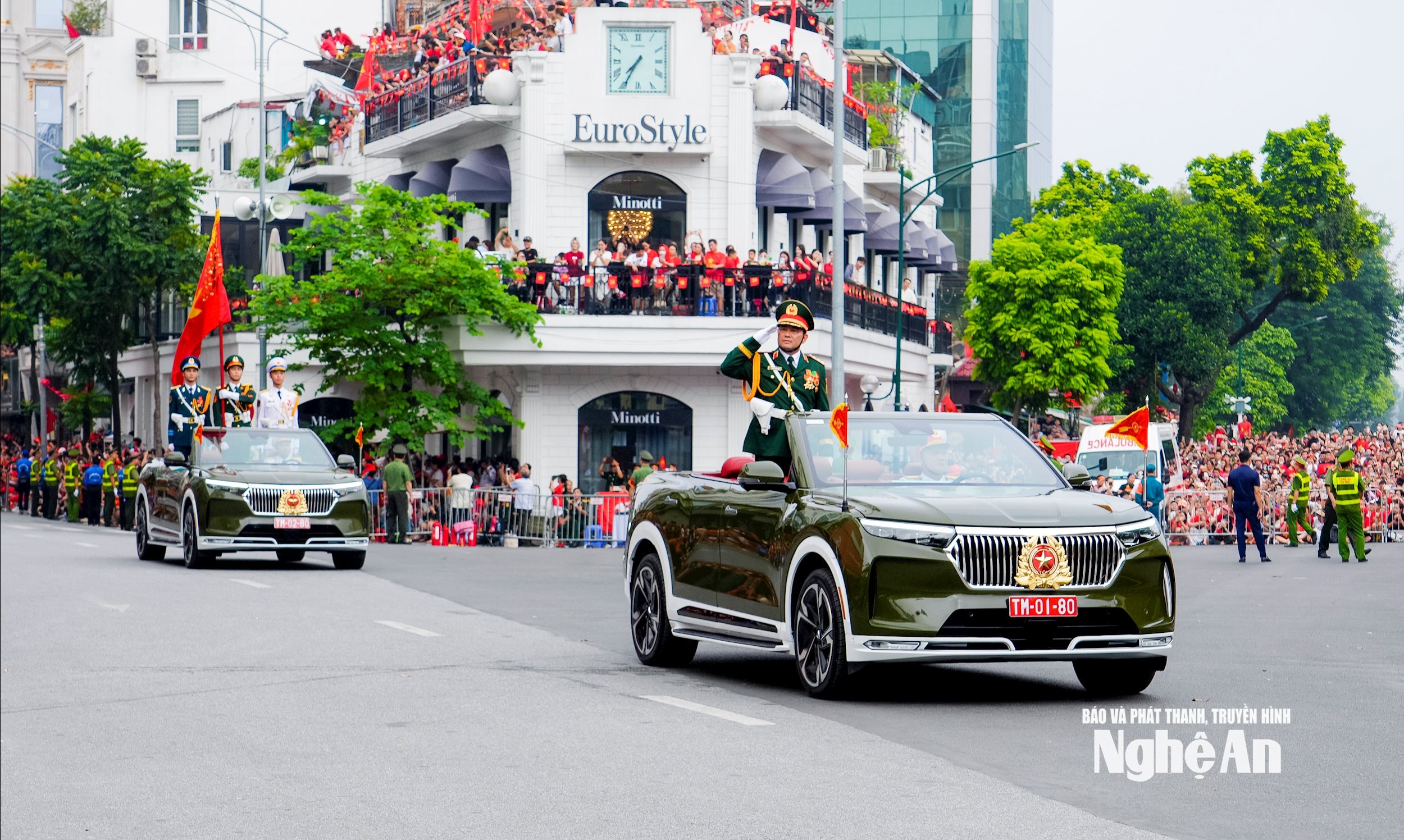 Khối Quân kỳ do đồng chí Thượng tướng Nguyễn Hồng Thái, Ủy viên Trung ương Đảng, Ủy viên Quân ủy Trung ương, Thứ trưởng Bộ Quốc phòng chỉ huy dẫn đầu các khối đại diện cho Quân đội nhân dân Việt Nam anh hùng và dân quân tự vệ. Ảnh: Phạm Bằng