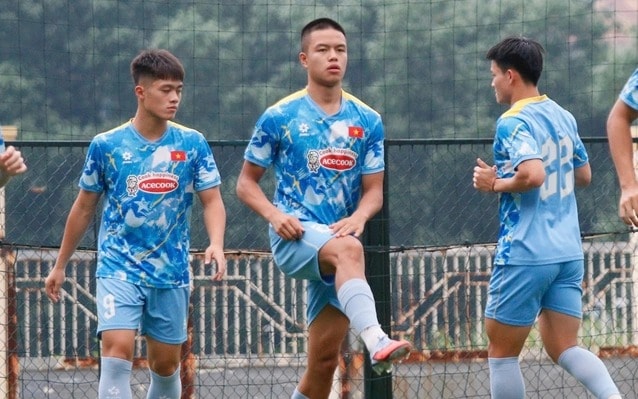 HLV Kim Sang Sik gạch tên tiền vệ Việt kiều Trần Thành Trung