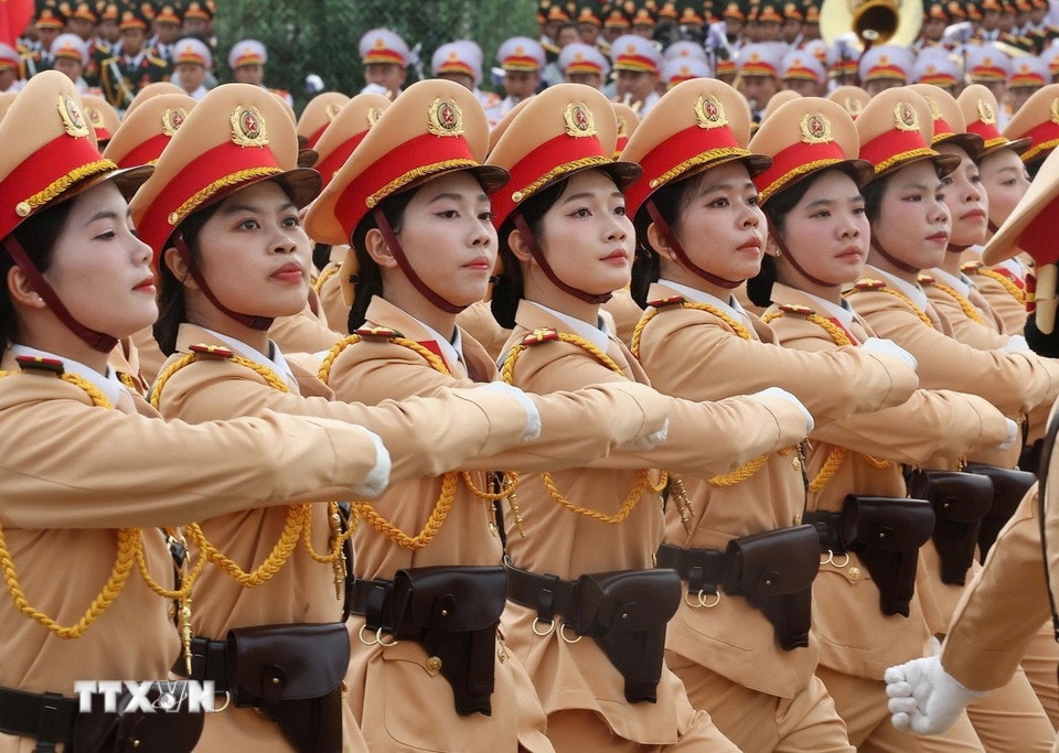 Khối nữ sĩ quan cảnh sát giao thông