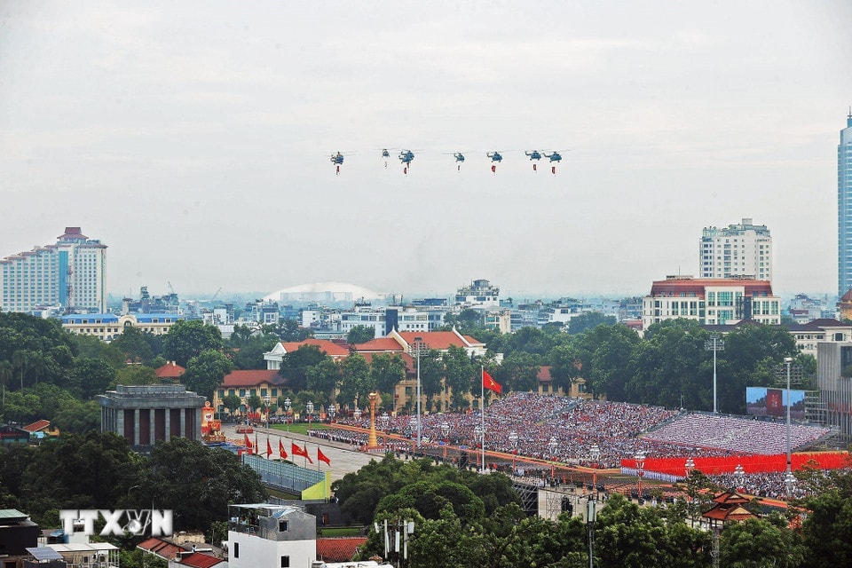 Màn trình diễn của biên đội máy bay trực thăng Mi-171, Mi-17, Mi-8 mang theo cờ Đảng, cờ Tổ quốc bay qua khu vực Quảng trường Ba Đình