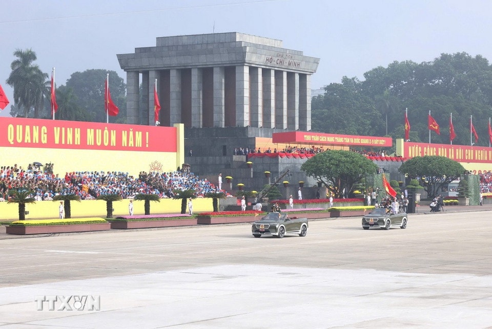 Xe chỉ huy, xe Tổ quân kỳ toàn quân dẫn đầu