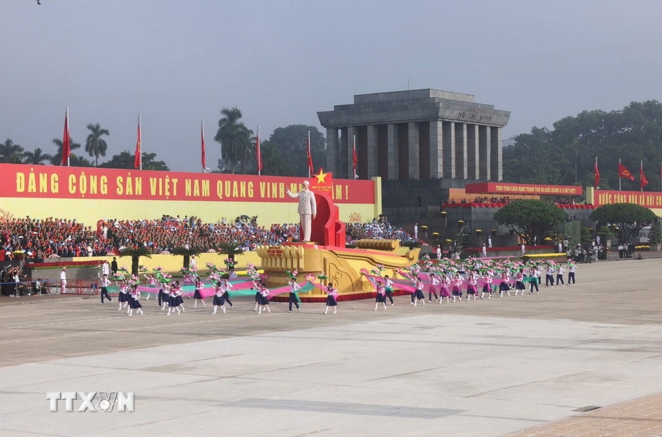 Xe rước chân dung Chủ tịch Hồ Chí Minh diễu qua Lễ đài Ảnh TTXVN