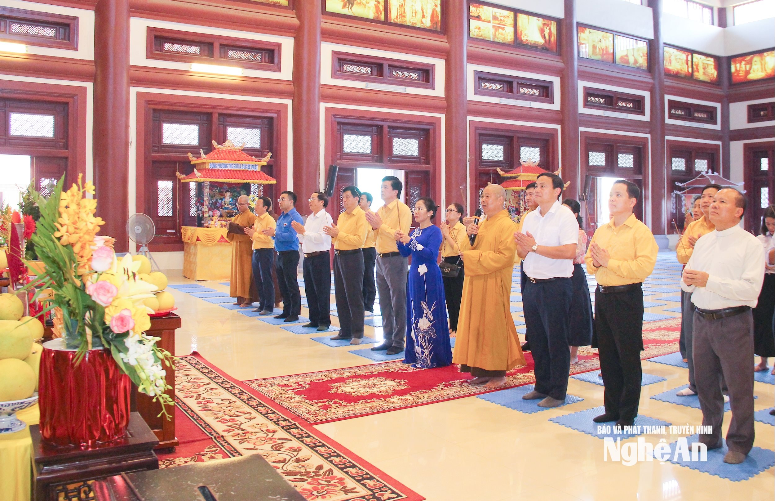 Đoàn công tác của tỉnh dâng hương lễ Phật. Ảnh Mai Hoa
